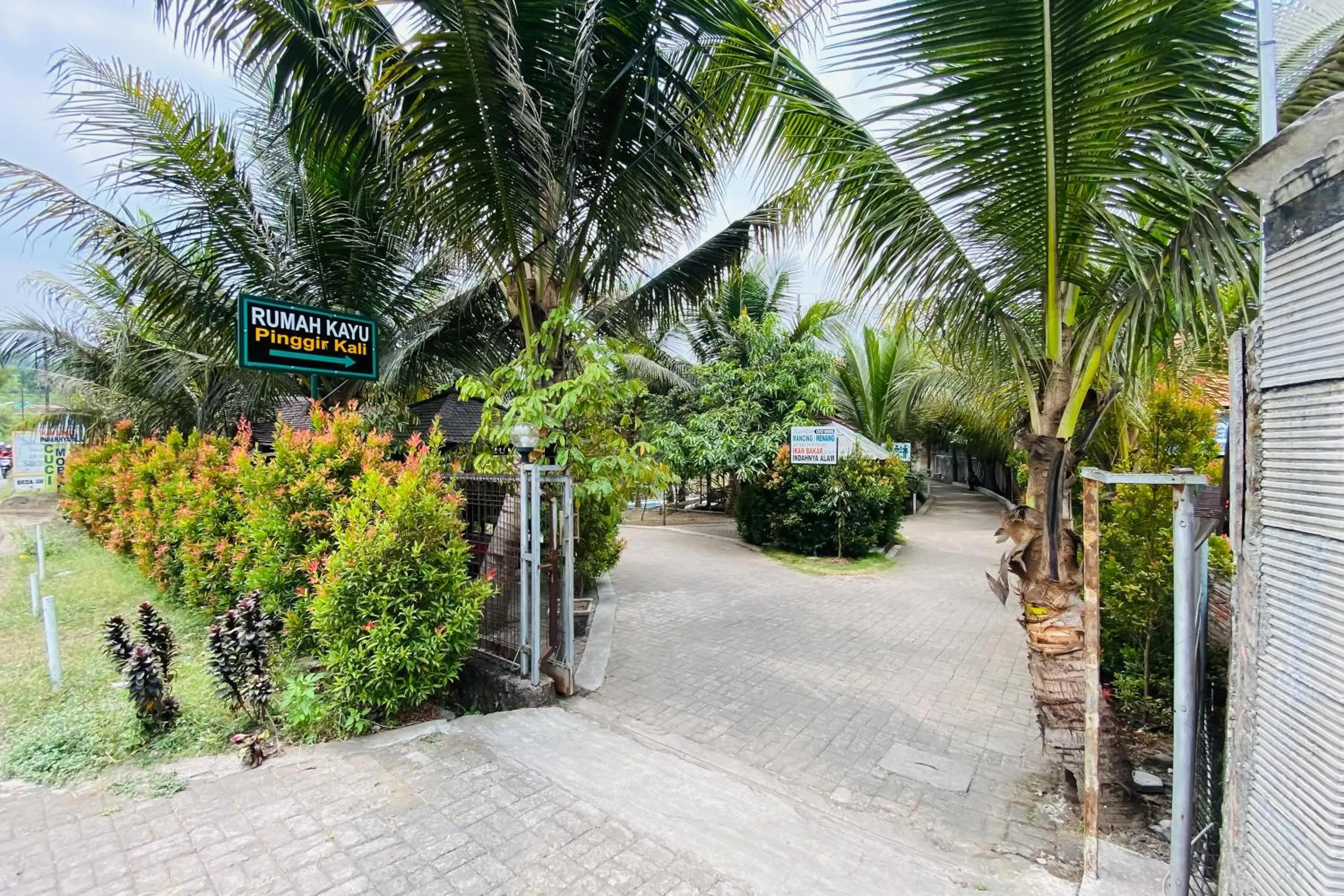 Facade/entrance in Hotel dan Gazebo Syariah Pinggir Kali Prigen RedPartner