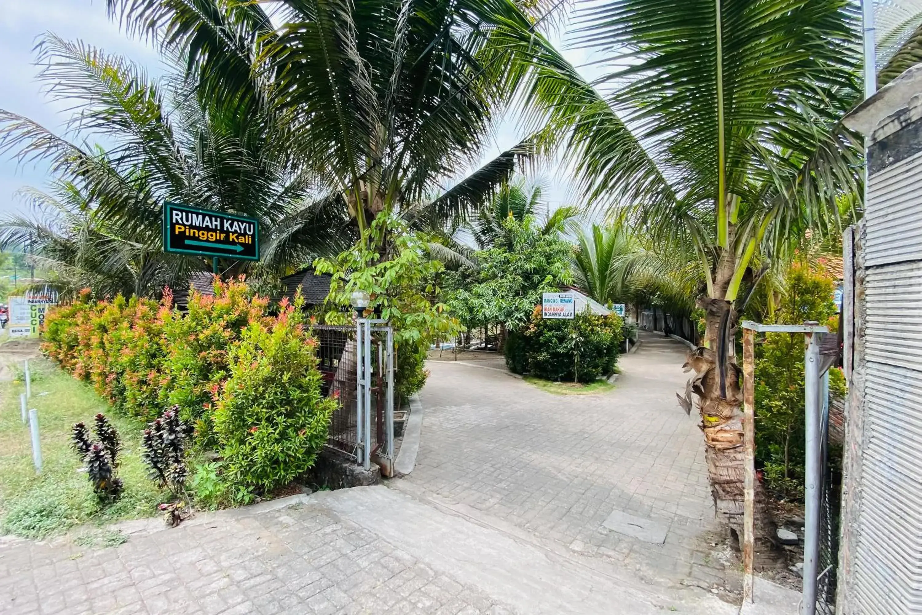 Facade/entrance in Hotel dan Gazebo Syariah Pinggir Kali Prigen RedPartner Facade/entrance in Hotel dan Gazebo Syariah Pinggir Kali Prigen RedPartner
