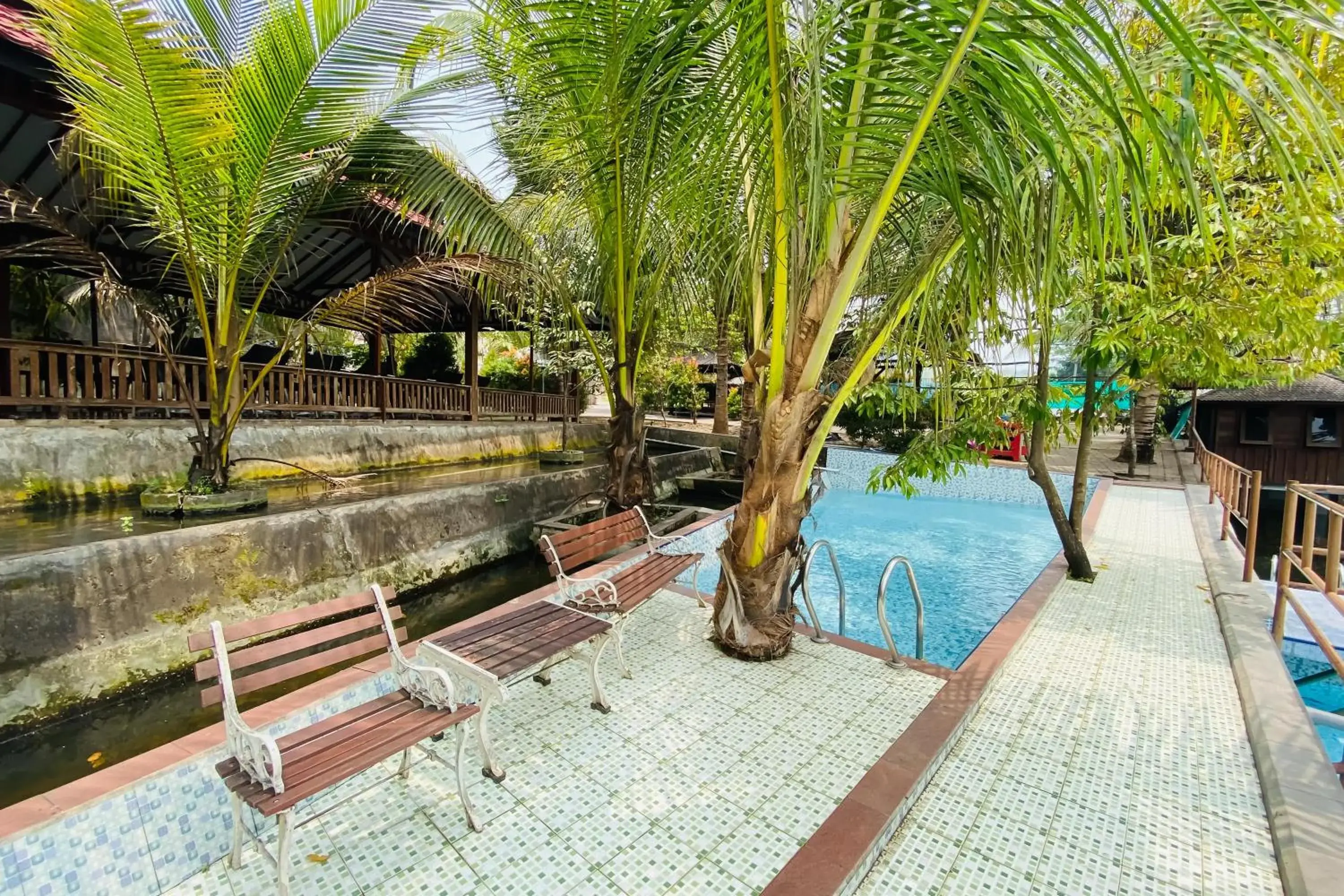 Swimming pool in Hotel dan Gazebo Syariah Pinggir Kali Prigen RedPartner Swimming pool in Hotel dan Gazebo Syariah Pinggir Kali Prigen RedPartner