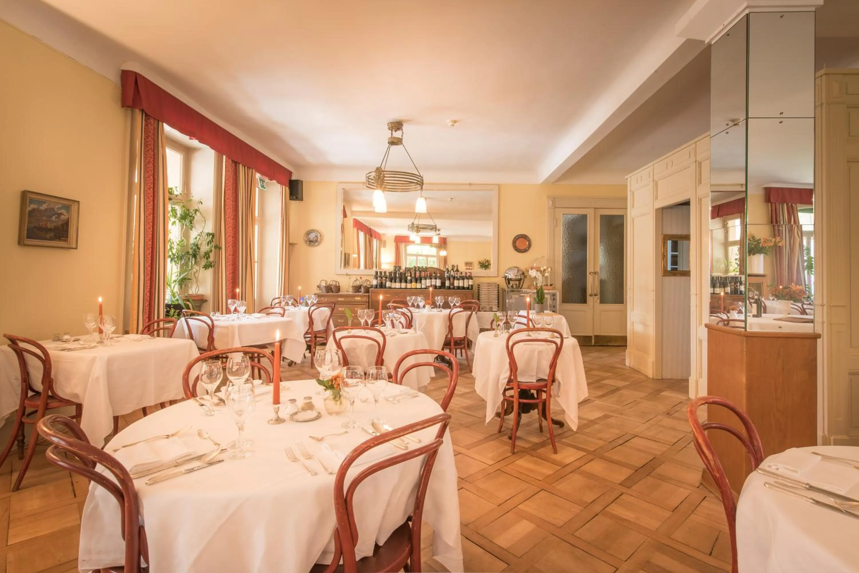 Restaurant/places to eat in Historic Hotel Falken