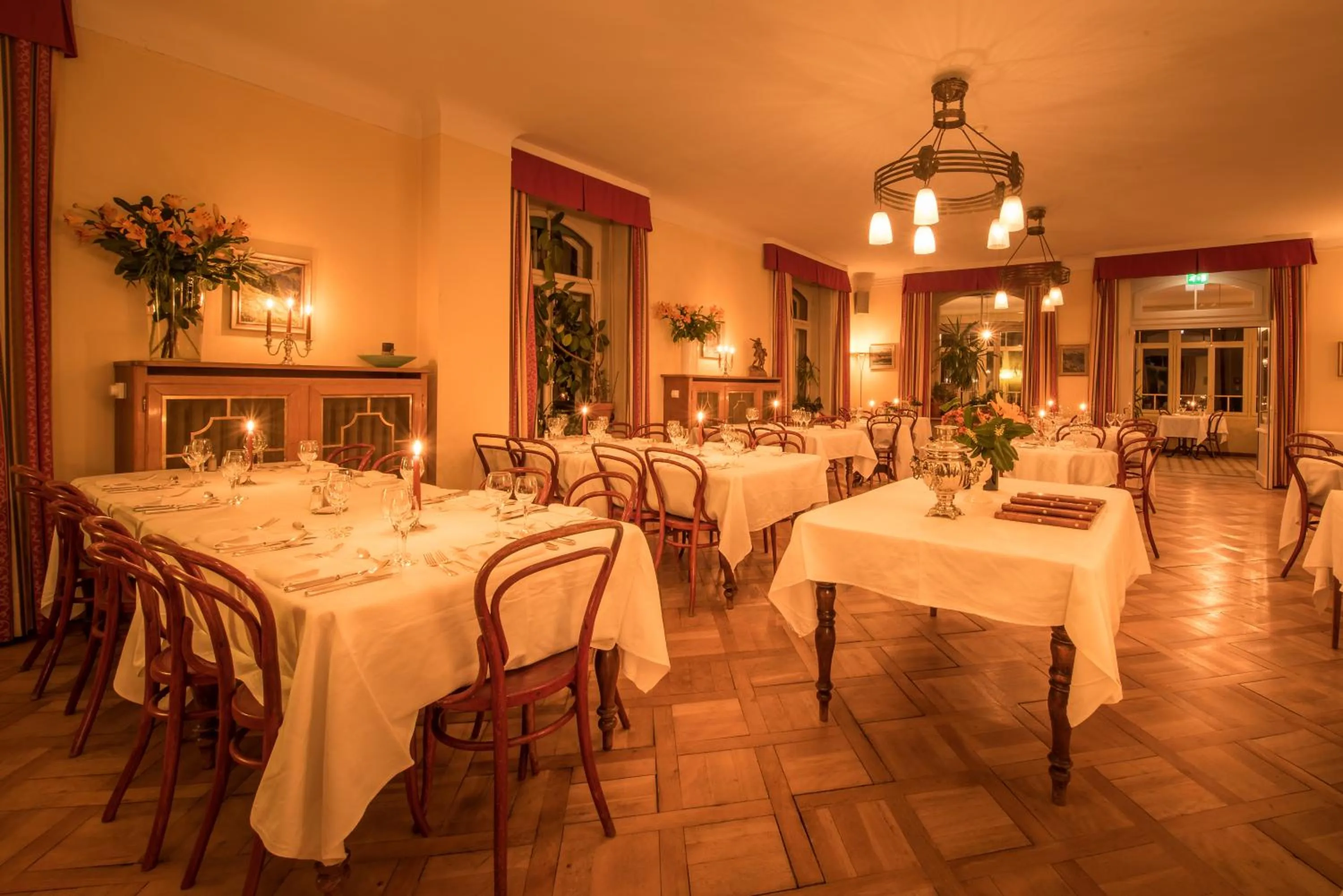 Restaurant/places to eat in Historic Hotel Falken