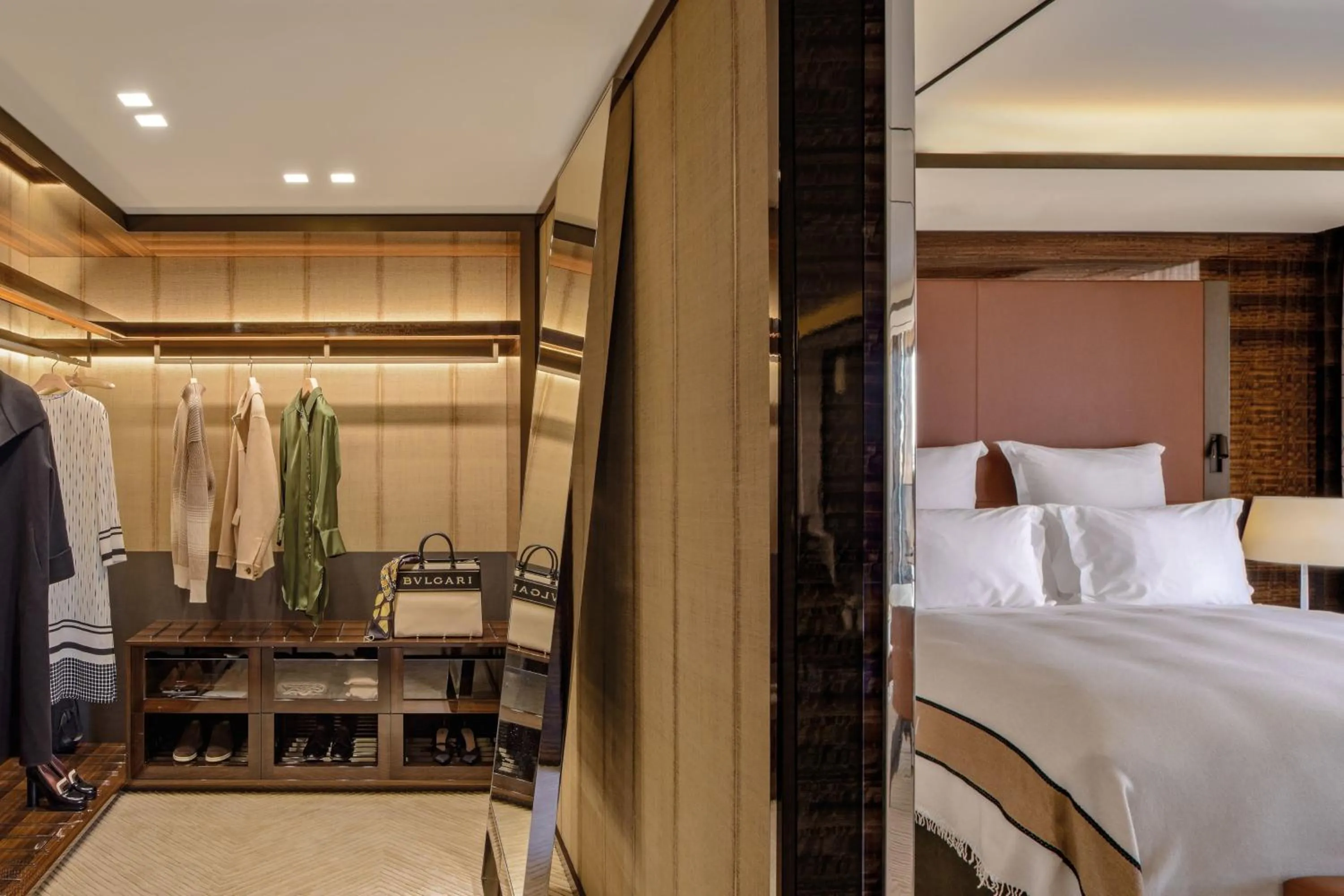 Photo of the whole room, Bed in Bvlgari Hotel Paris