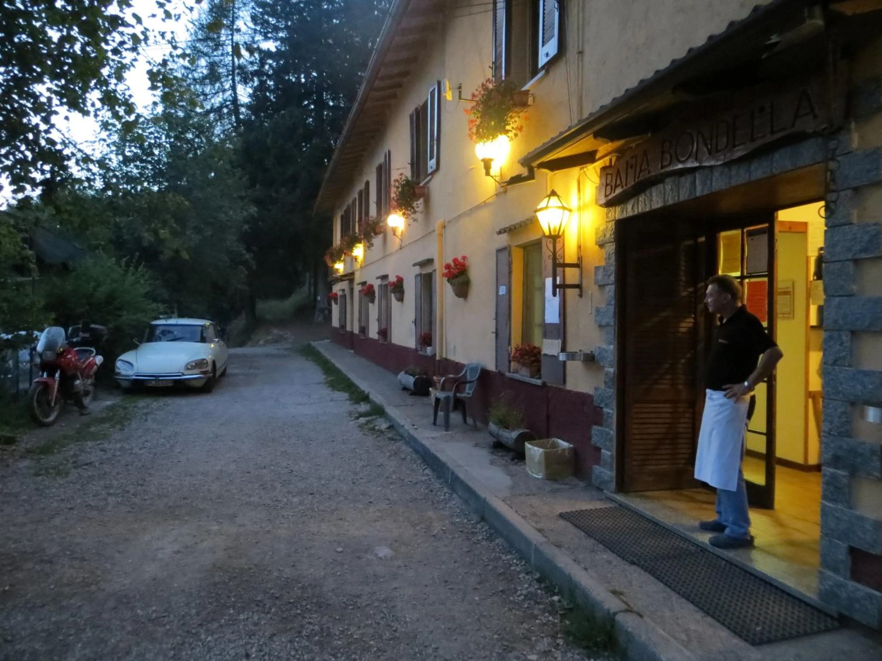 Staff in Baita Bondella