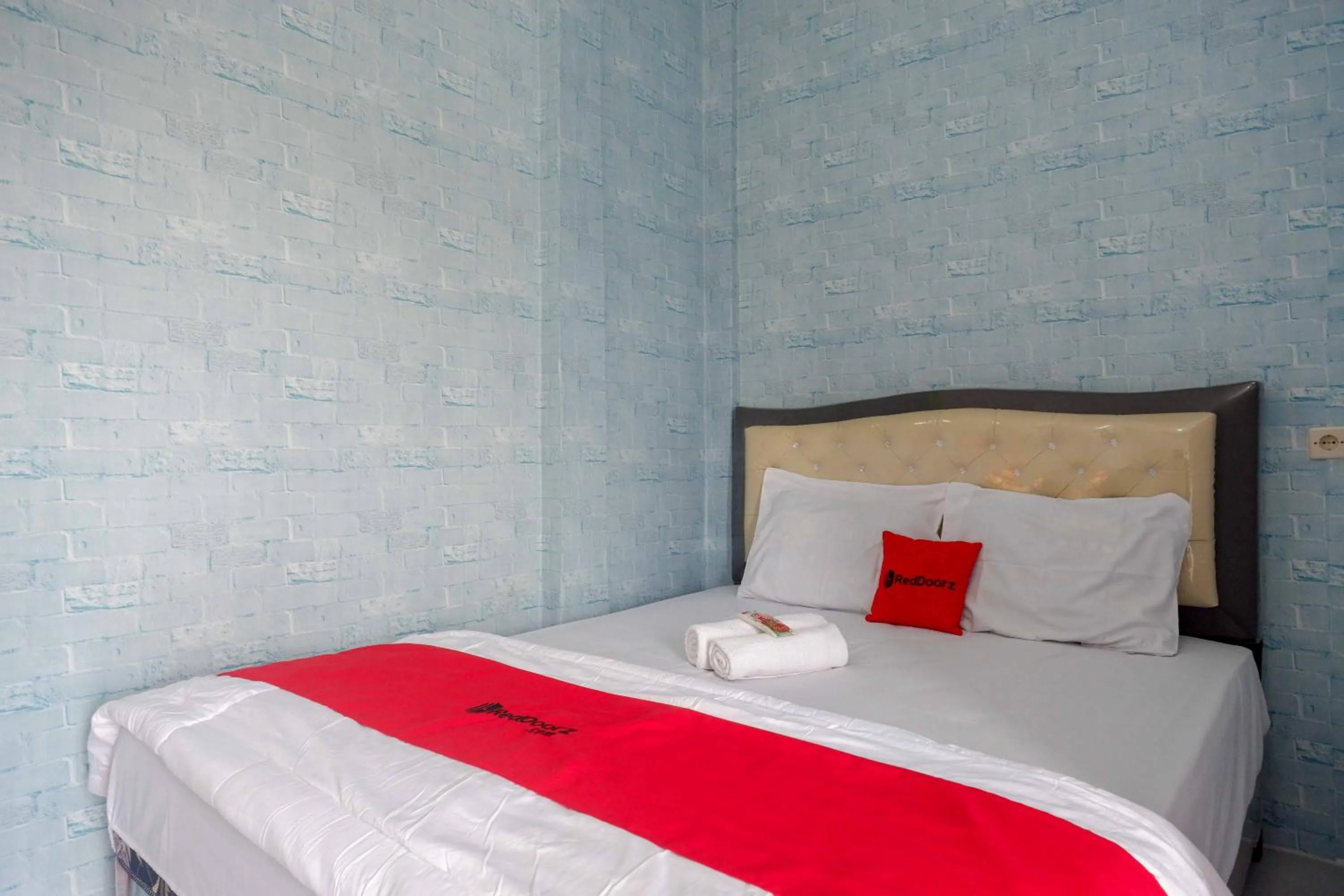 Bedroom, Bed in RedDoorz Syariah near RS Mitra Siaga