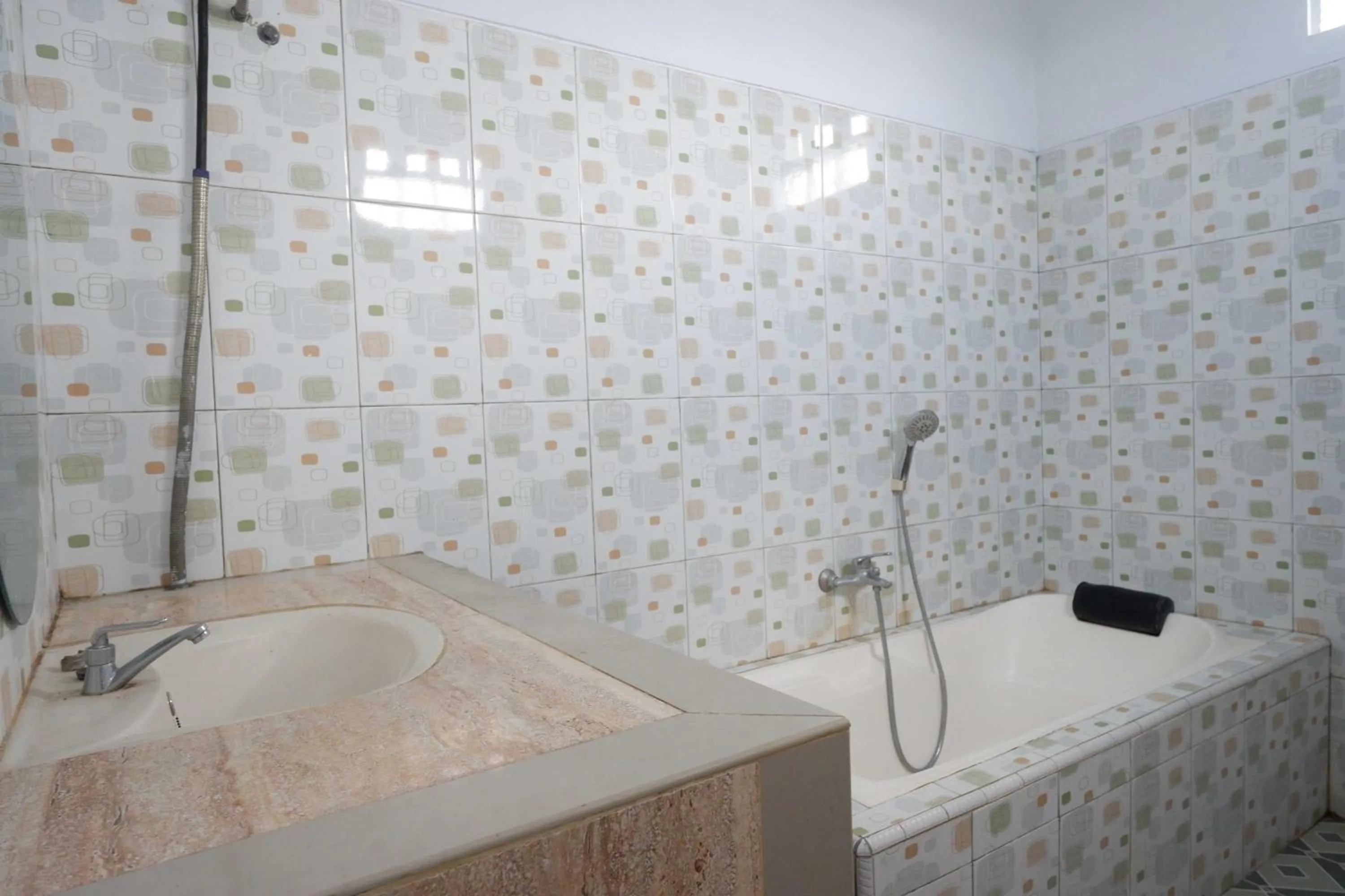 Bathroom in RedDoorz Syariah near RS Mitra Siaga