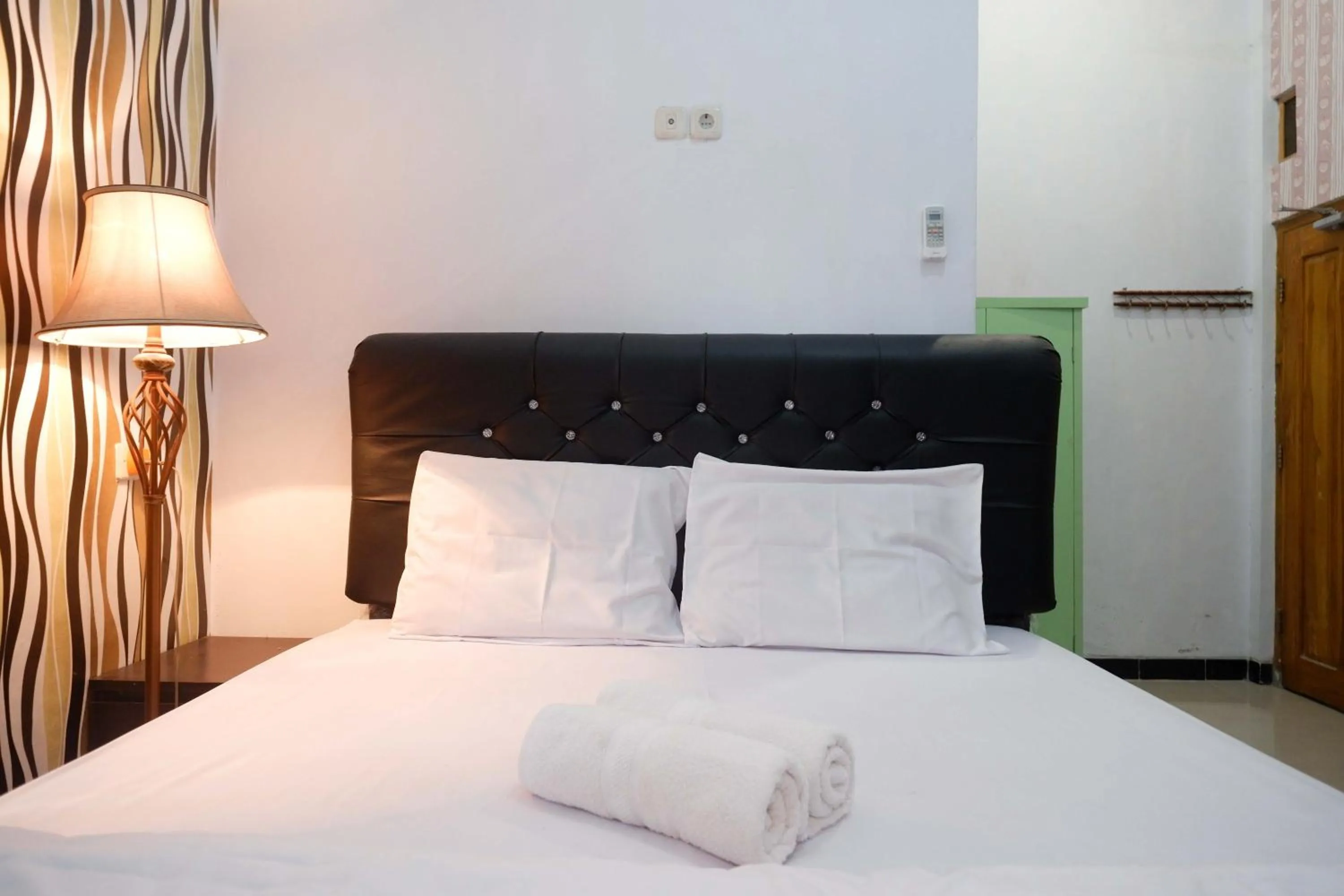 Bedroom, Bed in RedDoorz Syariah near RS Mitra Siaga