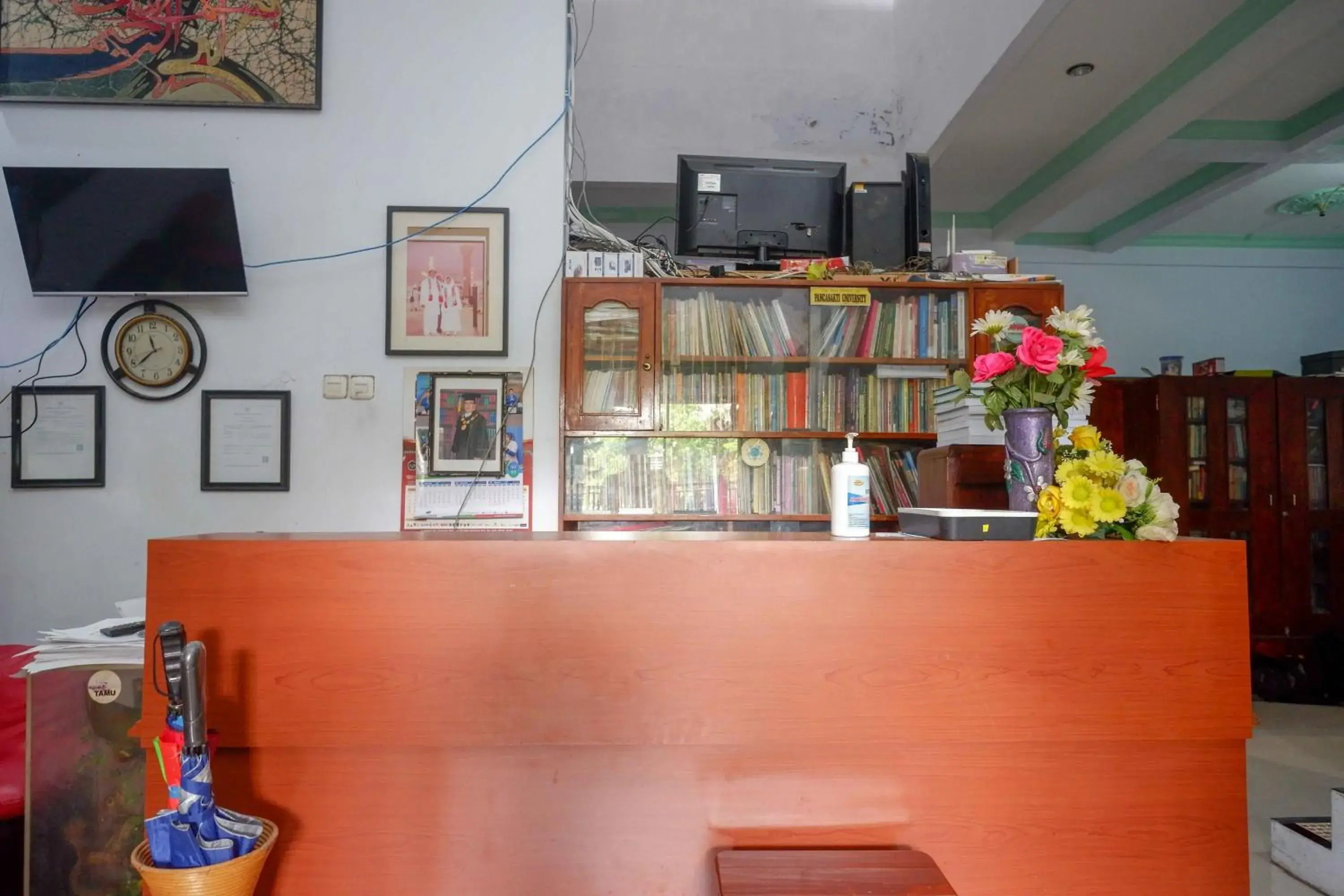 Lobby or reception in RedDoorz Syariah near RS Mitra Siaga Lobby or reception in RedDoorz Syariah near RS Mitra Siaga