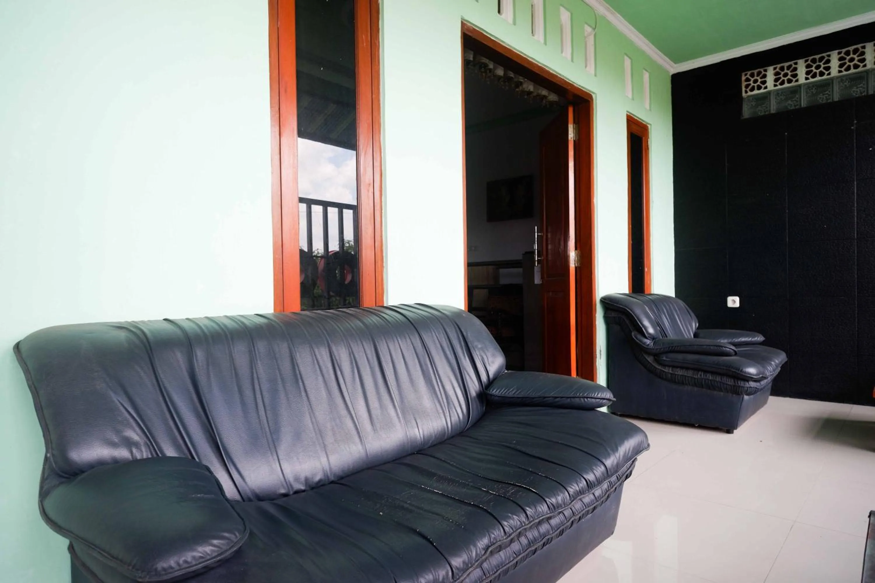 Seating area in RedDoorz Syariah near RS Mitra Siaga