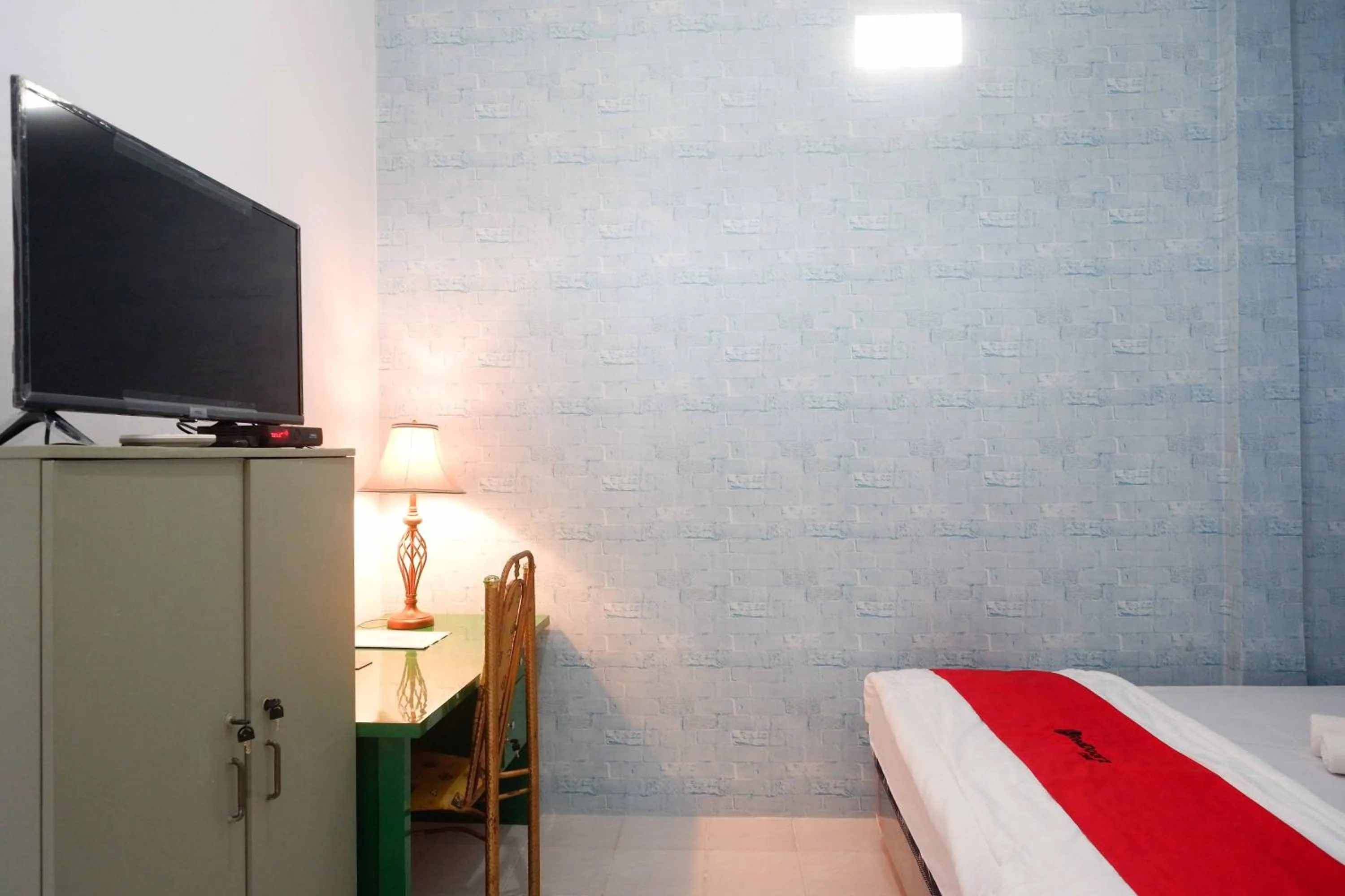 Bedroom, Bed in RedDoorz Syariah near RS Mitra Siaga