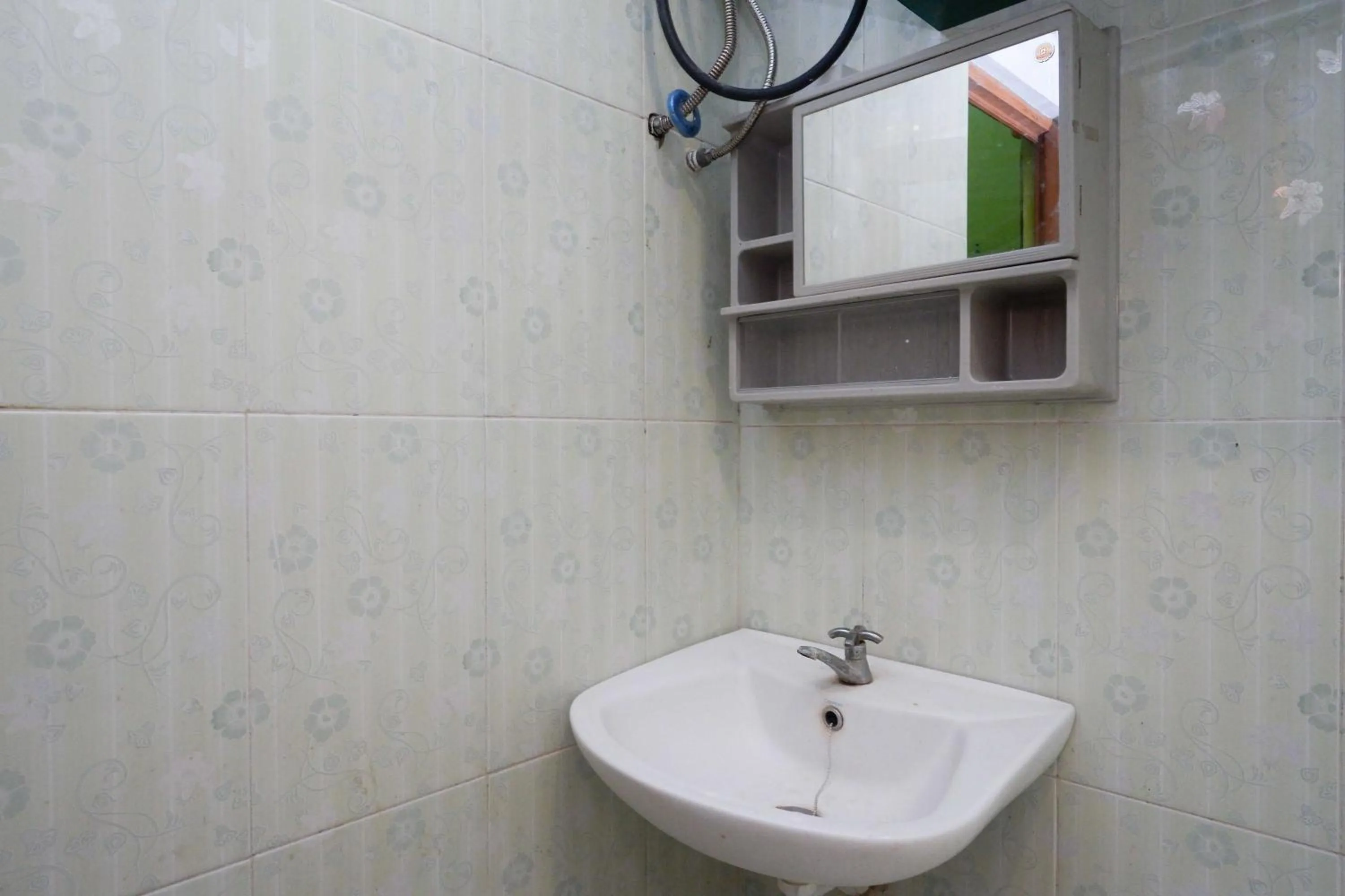 Bathroom in RedDoorz Syariah near RS Mitra Siaga