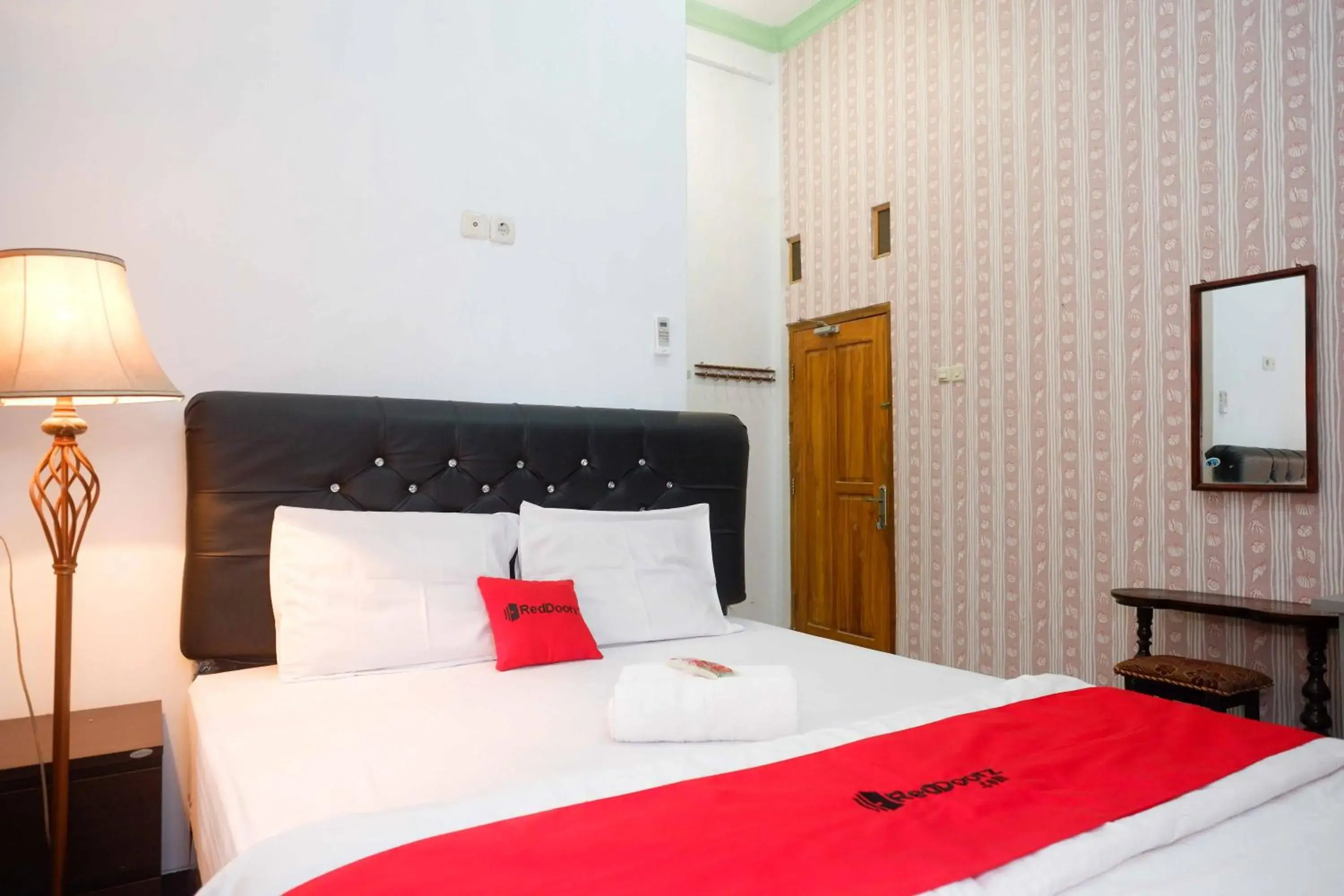 Bedroom, Bed in RedDoorz Syariah near RS Mitra Siaga Bedroom, Bed in RedDoorz Syariah near RS Mitra Siaga