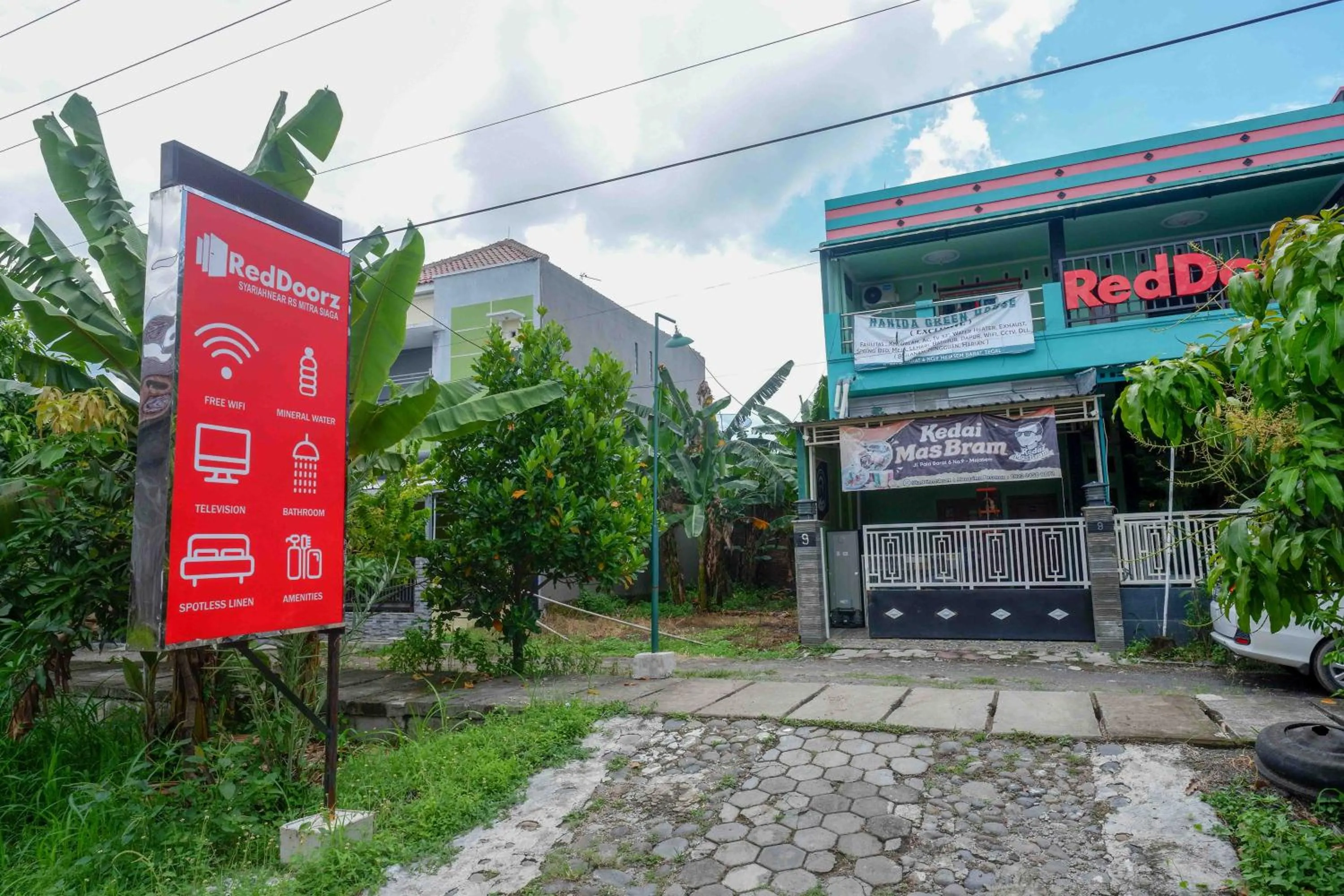 Property logo or sign in RedDoorz Syariah near RS Mitra Siaga