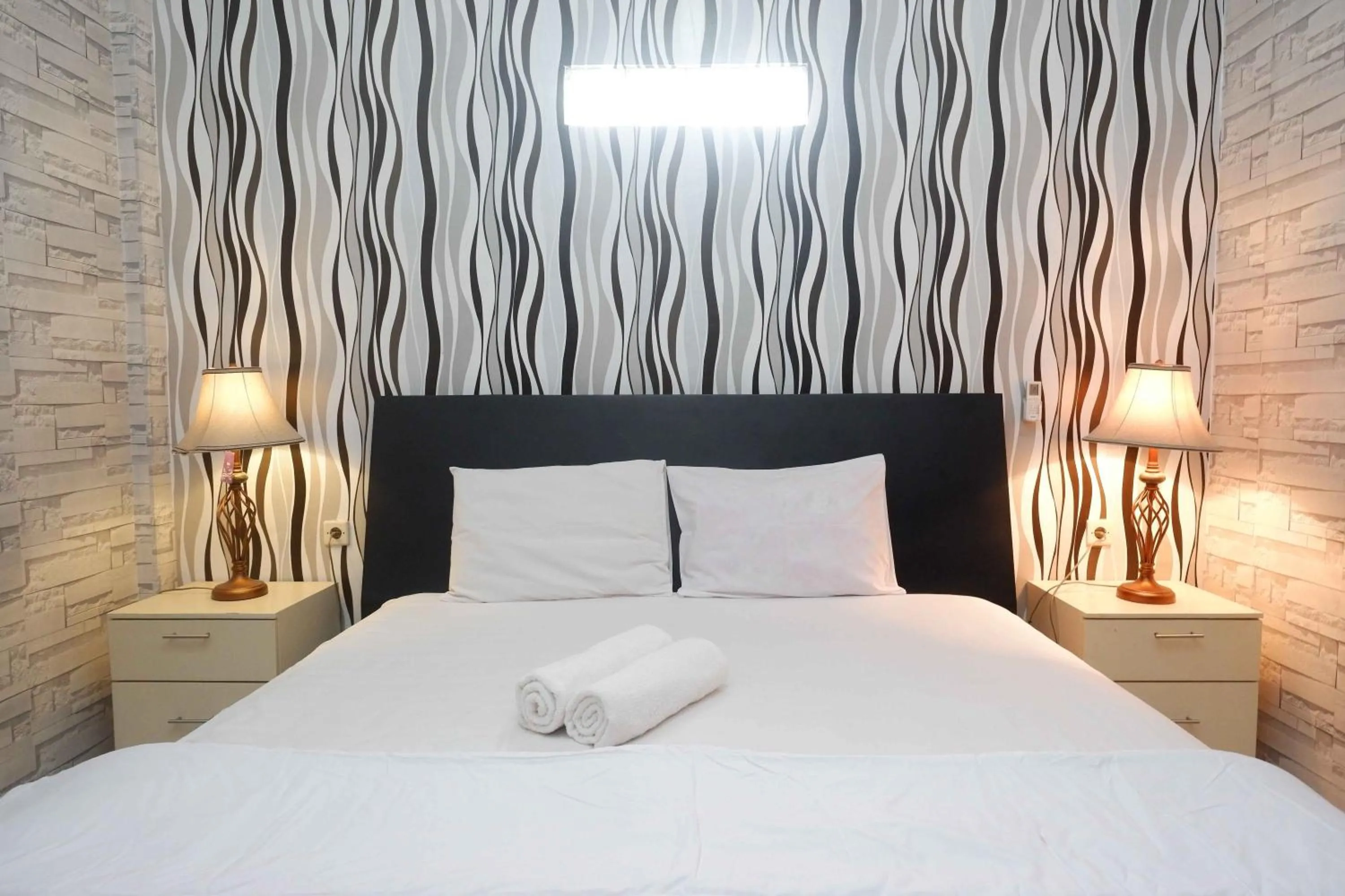 Bedroom, Bed in RedDoorz Syariah near RS Mitra Siaga