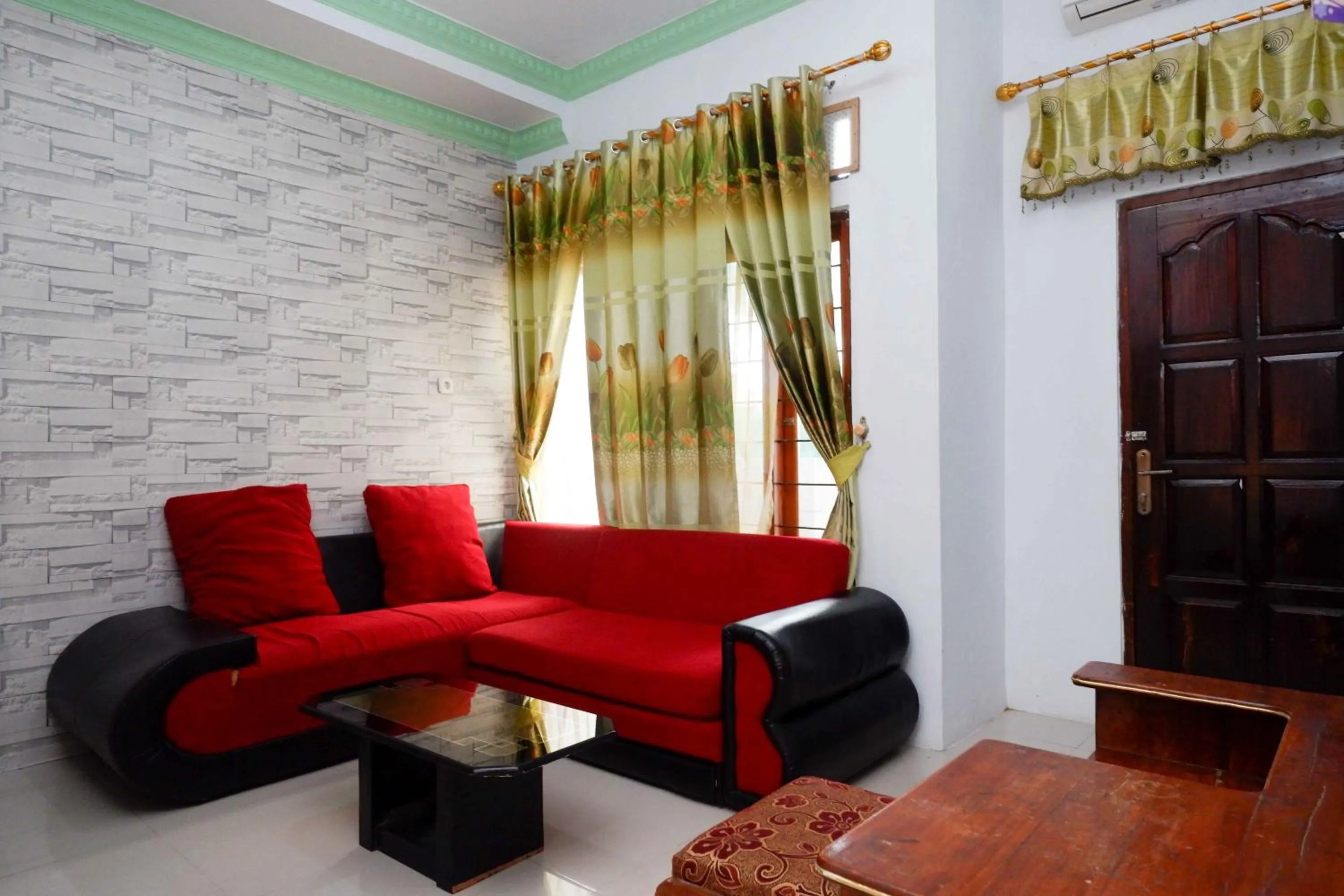 Seating area in RedDoorz Syariah near RS Mitra Siaga