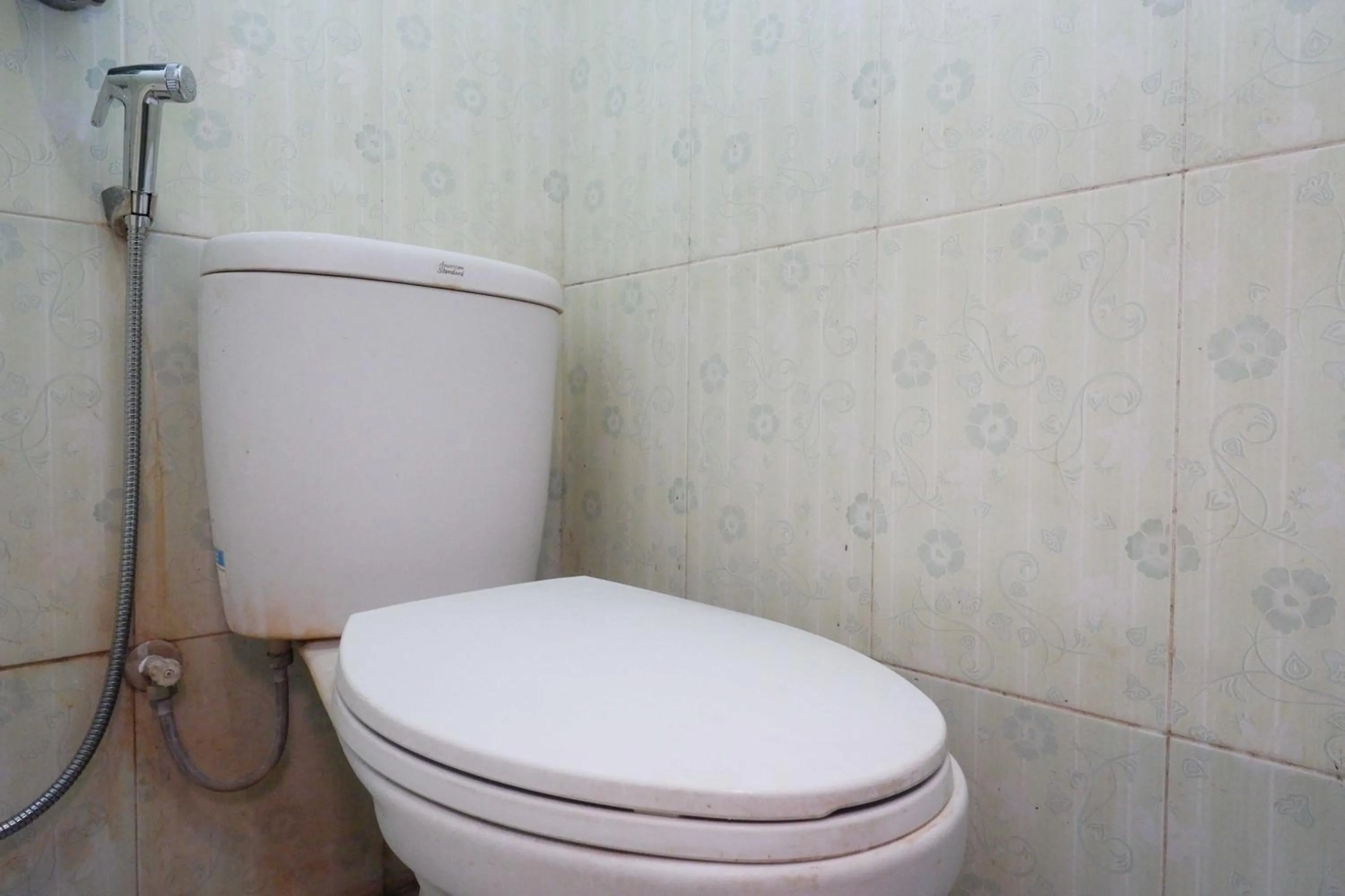 Bathroom in RedDoorz Syariah near RS Mitra Siaga