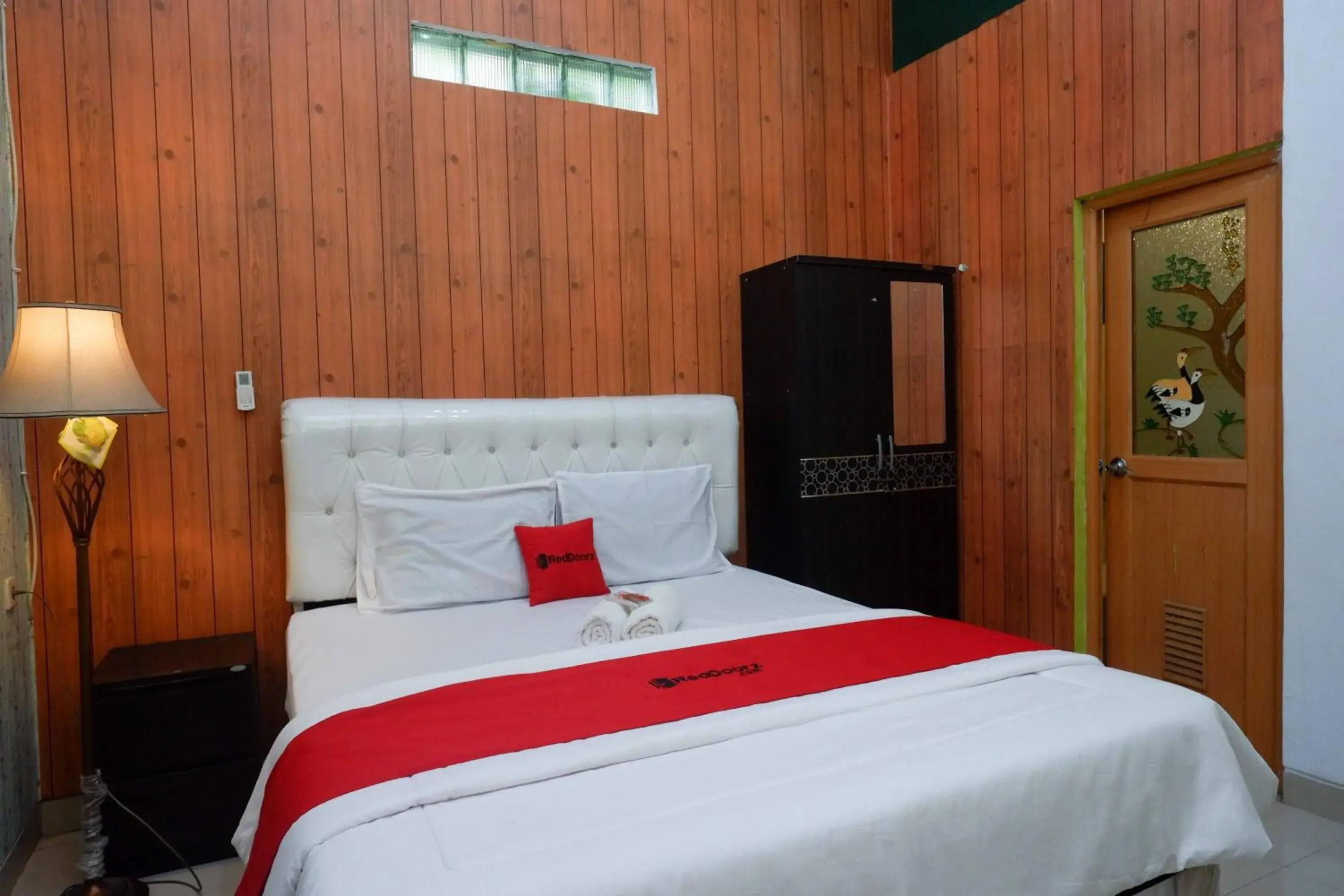 Bedroom, Bed in RedDoorz Syariah near RS Mitra Siaga Bedroom, Bed in RedDoorz Syariah near RS Mitra Siaga