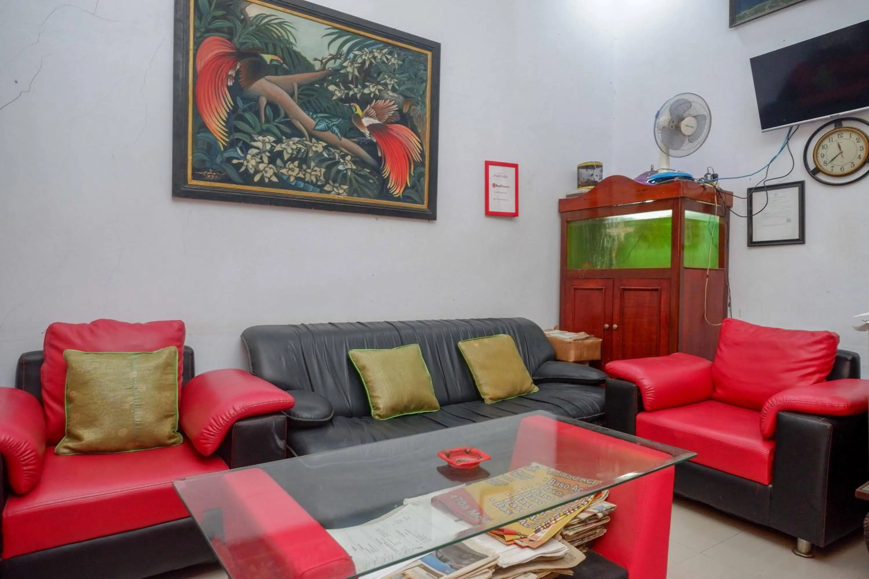 Living room in RedDoorz Syariah near RS Mitra Siaga