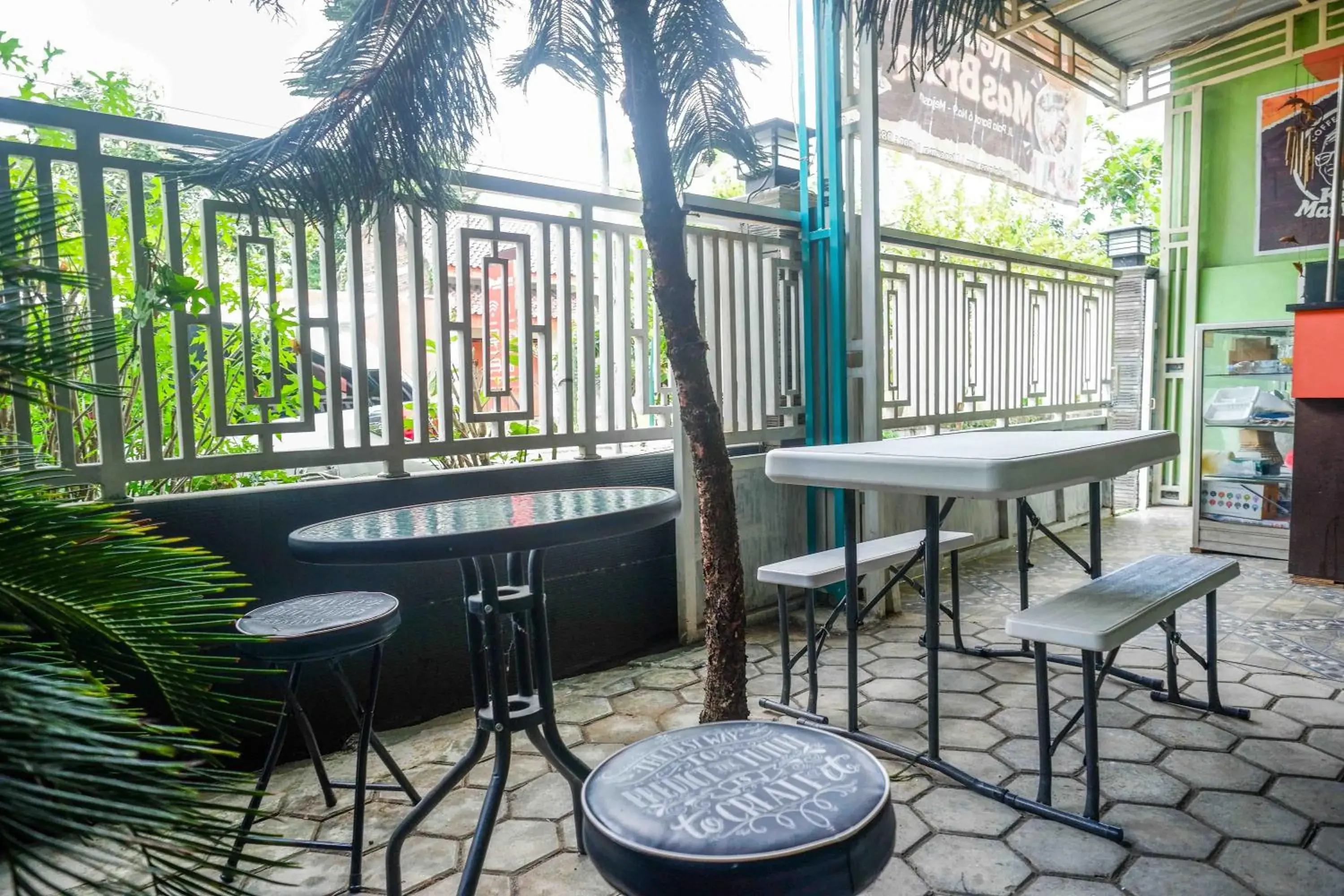 Lobby or reception in RedDoorz Syariah near RS Mitra Siaga Lobby or reception in RedDoorz Syariah near RS Mitra Siaga