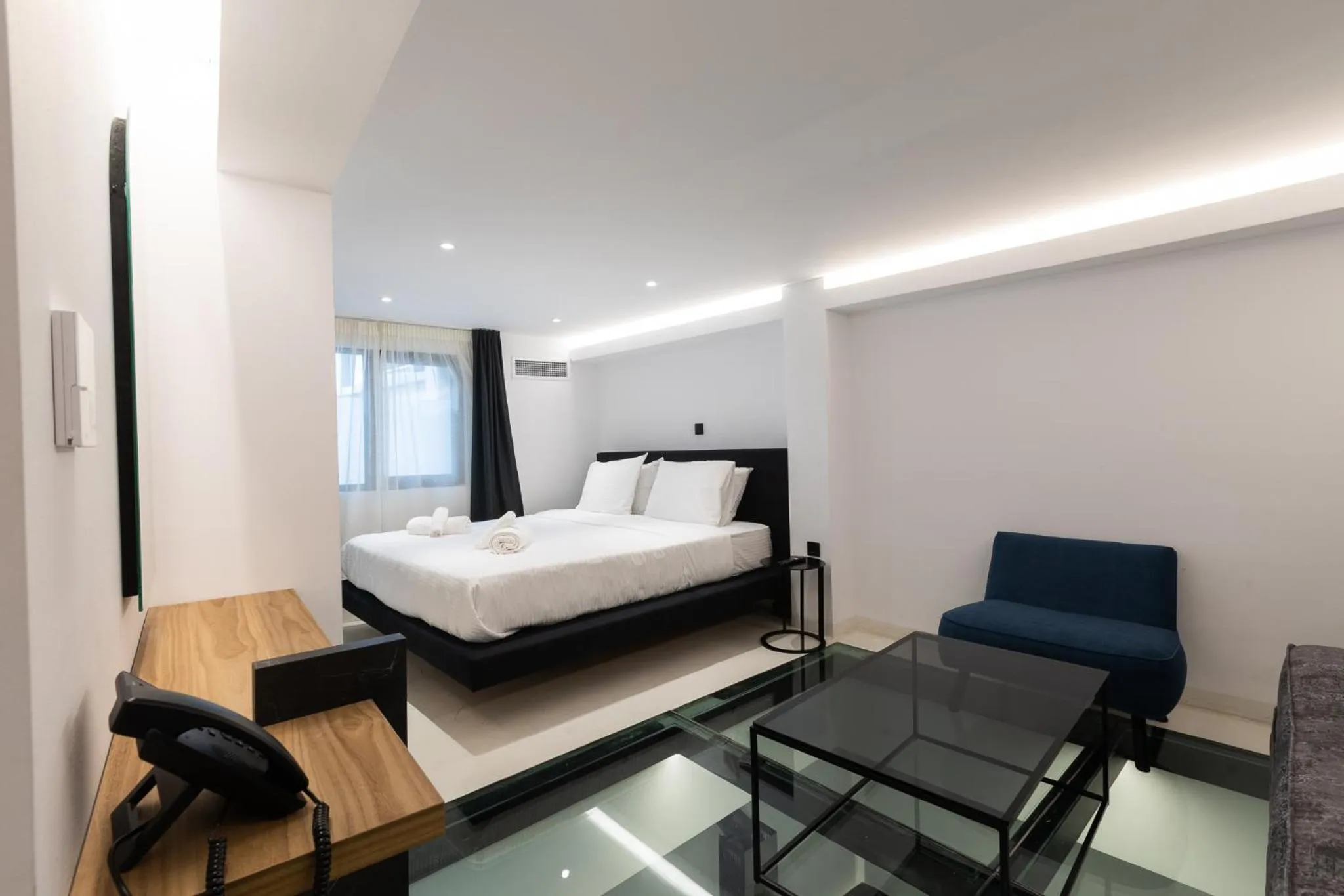 Photo of the whole room, Bed in The Fountain Athens