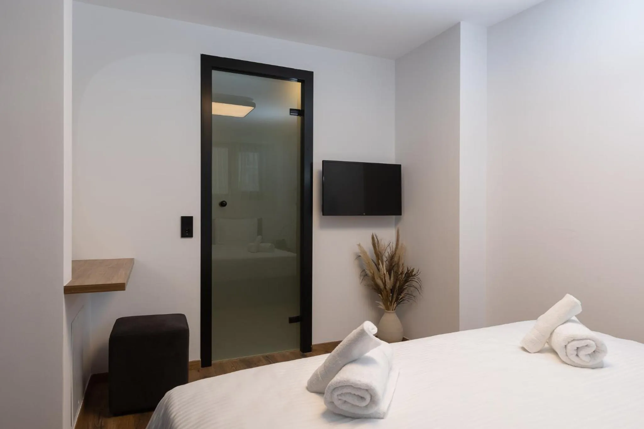 Photo of the whole room, Bed in The Fountain Athens