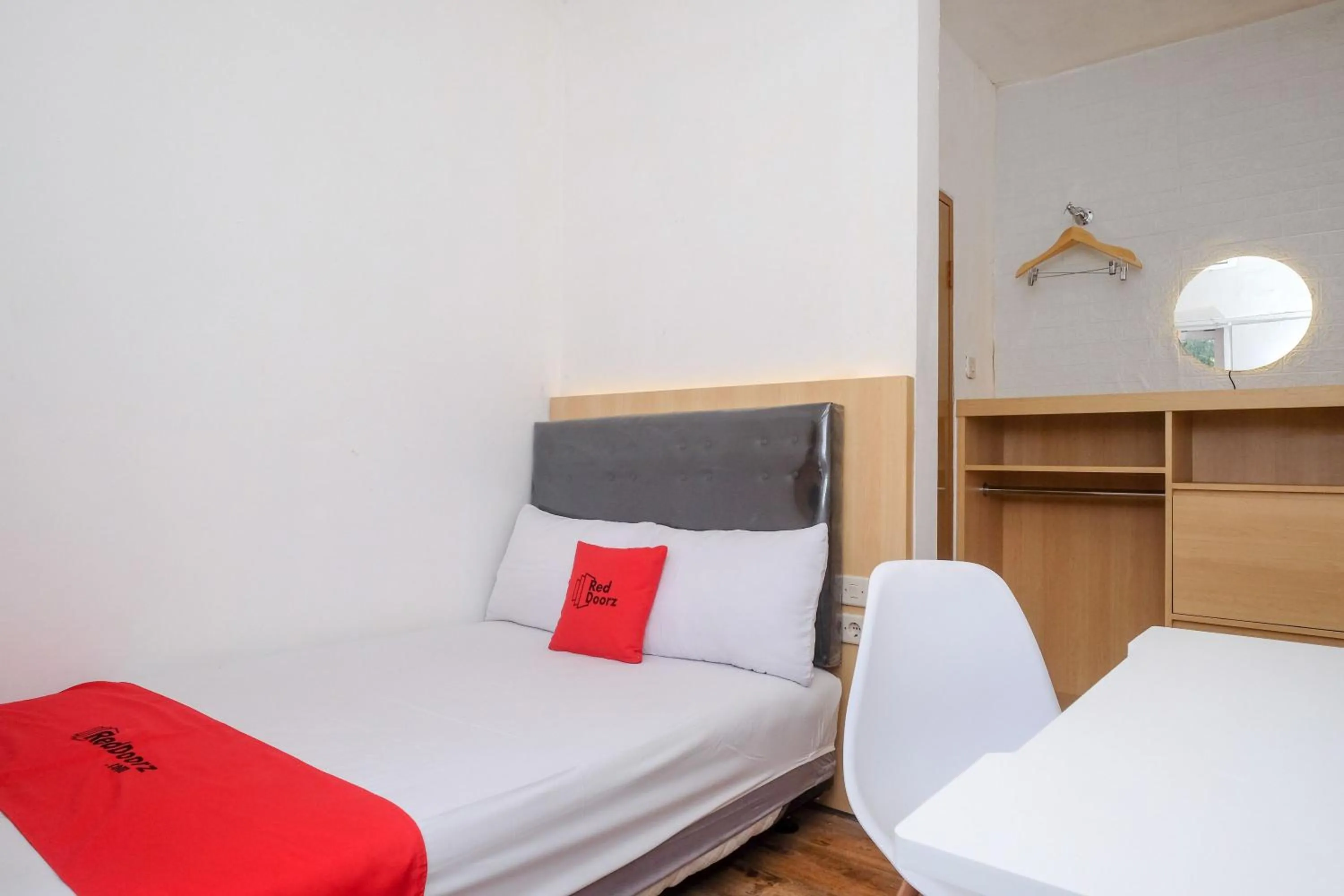 Bedroom, Bed in RedDoorz near RS Permata Medika Ngaliyan Semarang