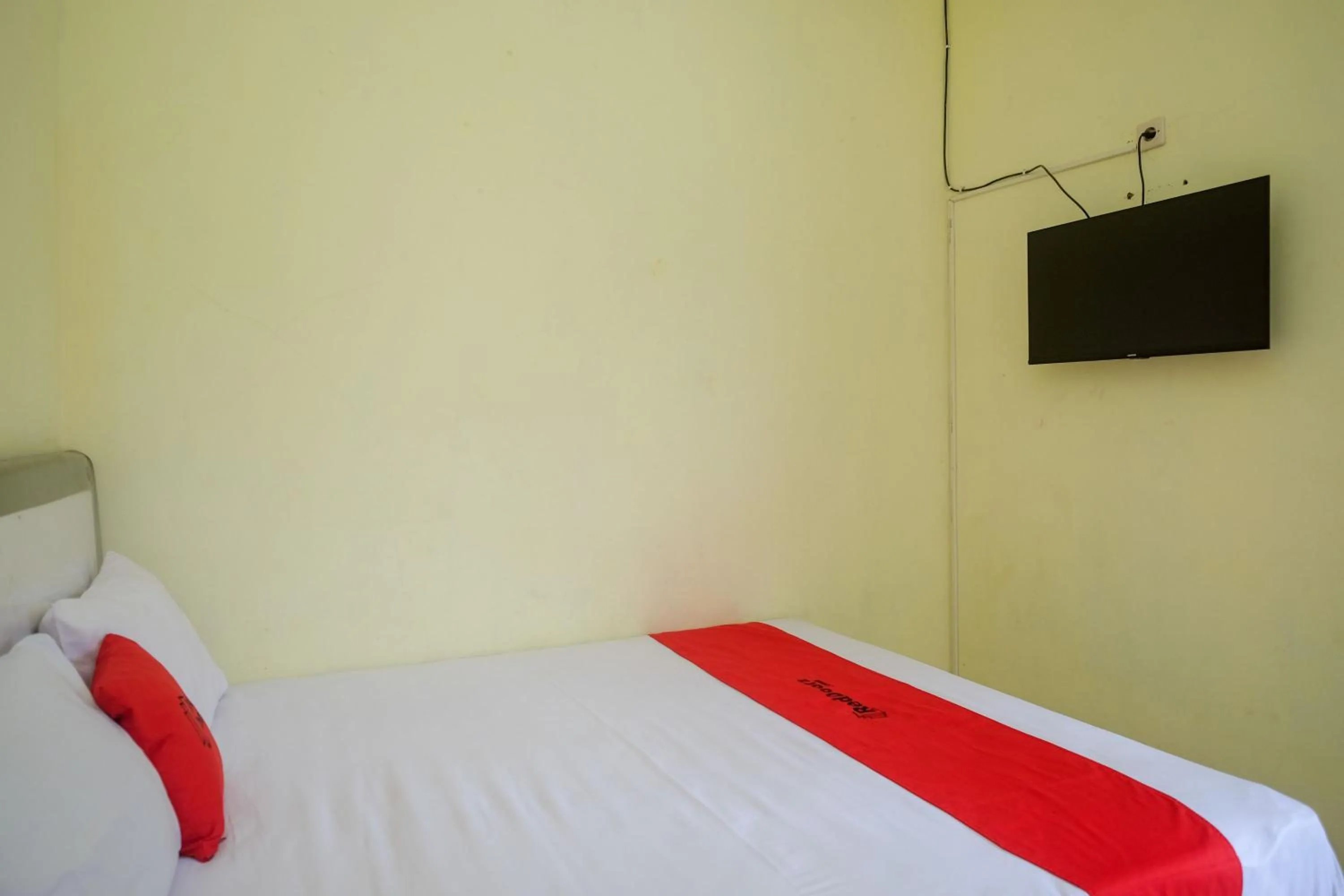 Bedroom, Bed in RedDoorz near RS Permata Medika Ngaliyan Semarang