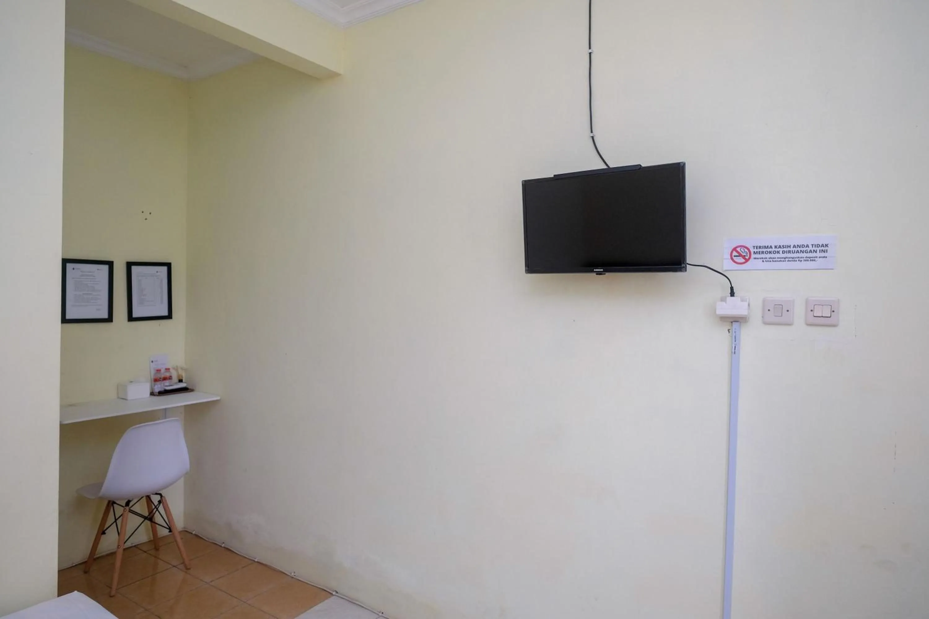 TV and multimedia in RedDoorz near RS Permata Medika Ngaliyan Semarang