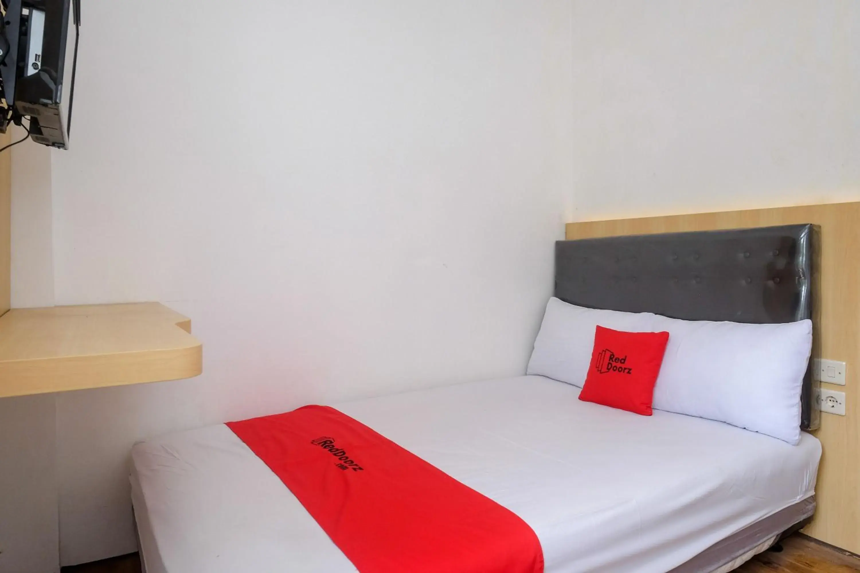 Bedroom, Bed in RedDoorz near RS Permata Medika Ngaliyan Semarang Bedroom, Bed in RedDoorz near RS Permata Medika Ngaliyan Semarang