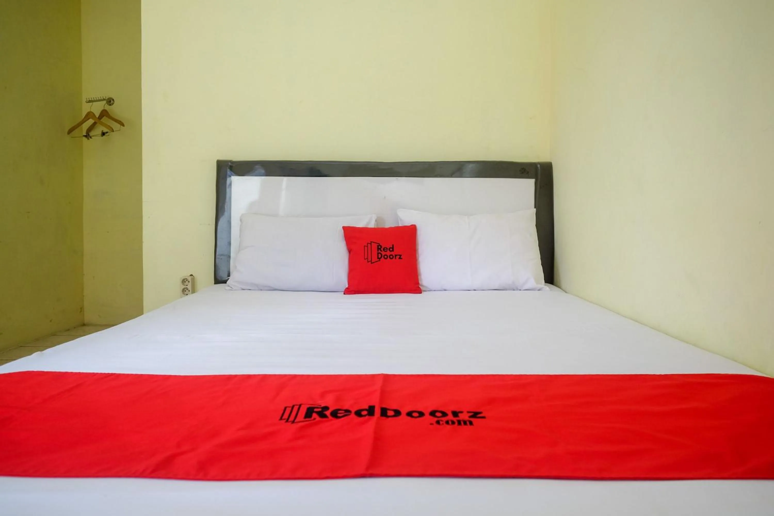 Bedroom, Bed in RedDoorz near RS Permata Medika Ngaliyan Semarang