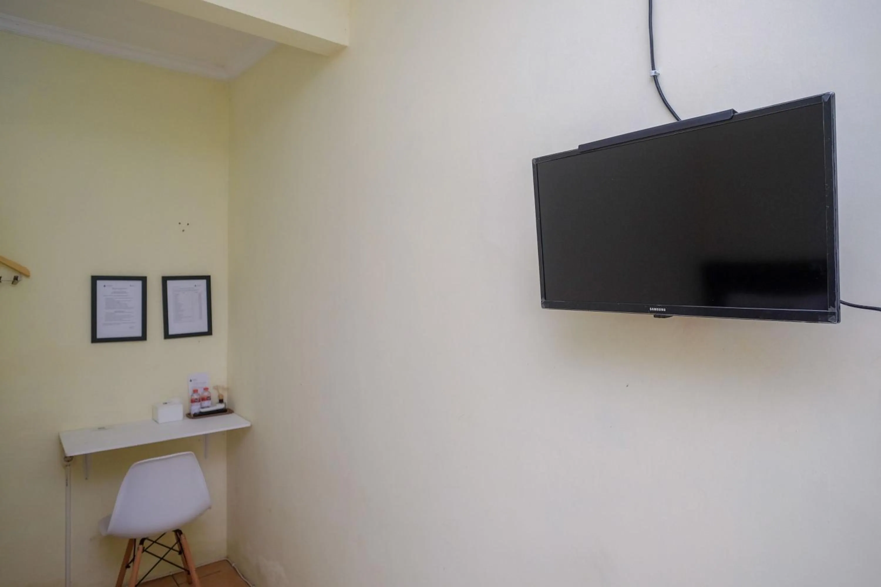 TV and multimedia in RedDoorz near RS Permata Medika Ngaliyan Semarang