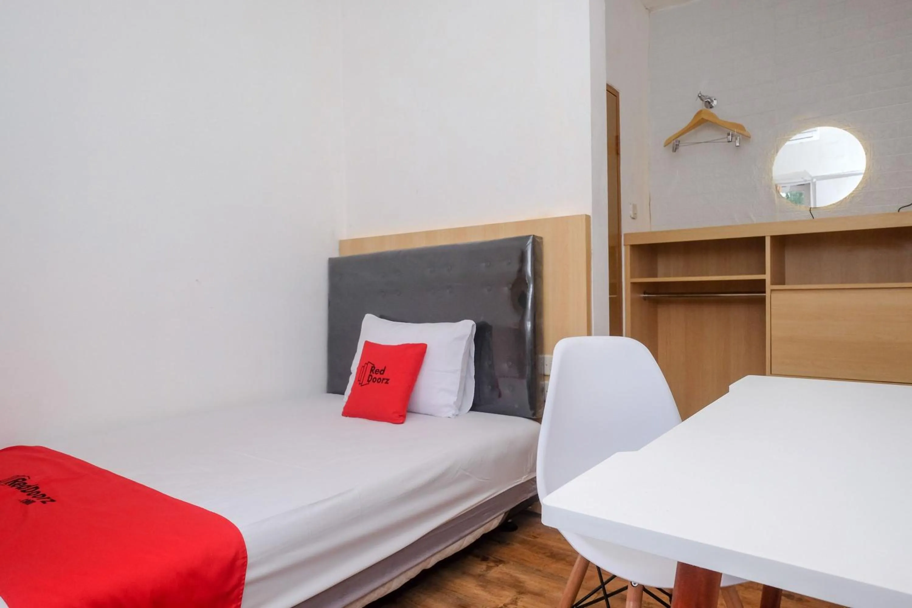 Bedroom, Bed in RedDoorz near RS Permata Medika Ngaliyan Semarang