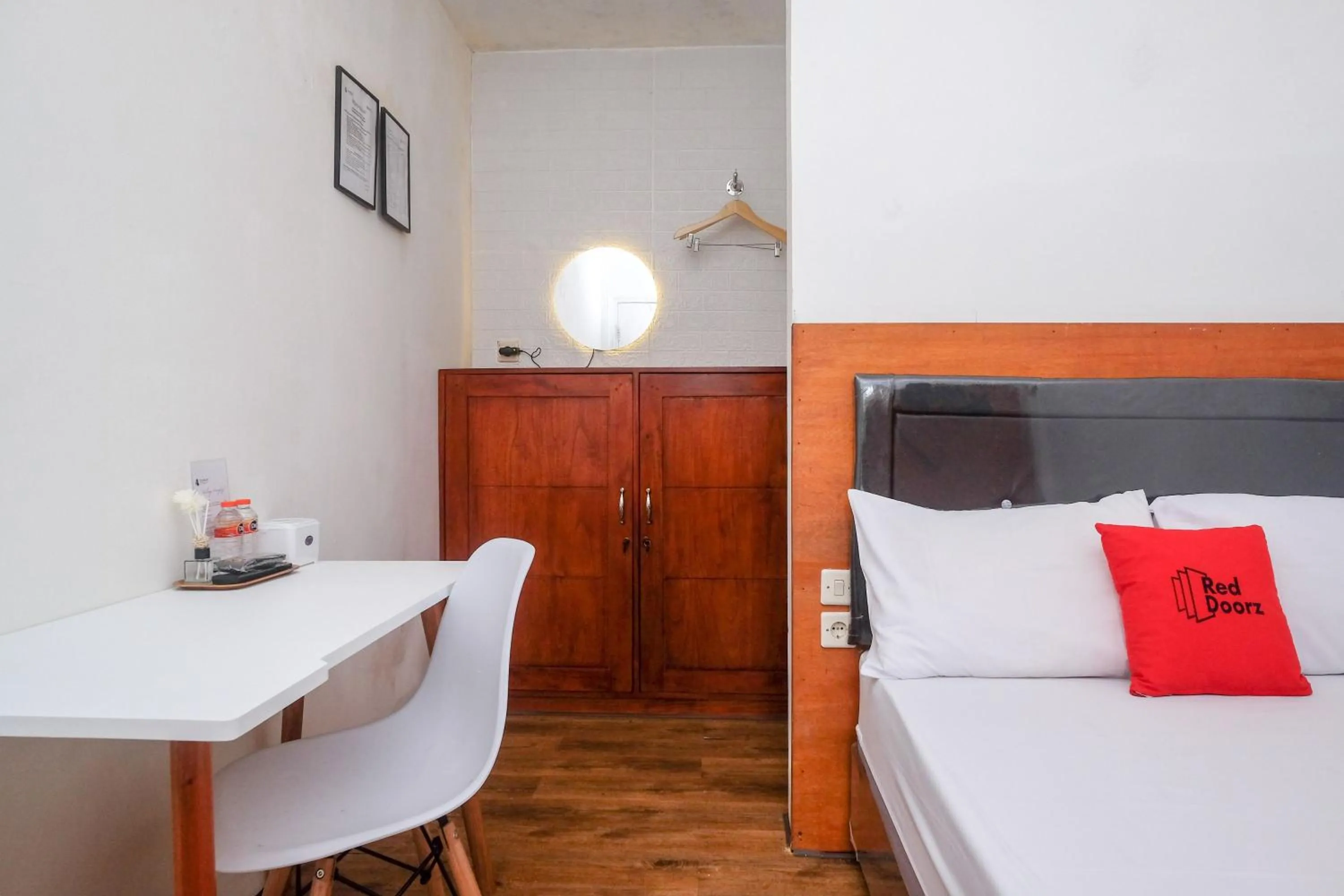 Bedroom, Bed in RedDoorz near RS Permata Medika Ngaliyan Semarang