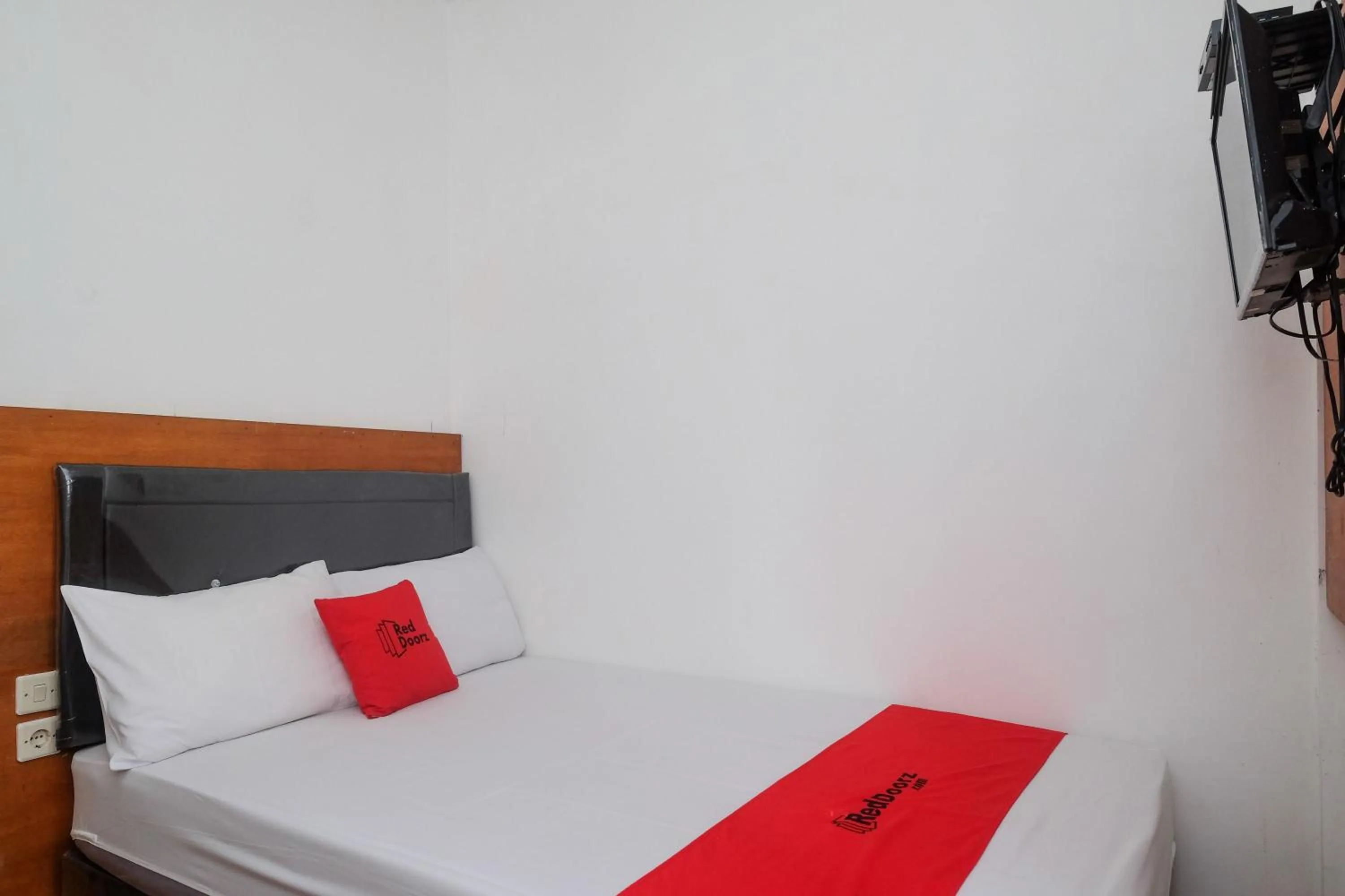 Bedroom, Bed in RedDoorz near RS Permata Medika Ngaliyan Semarang