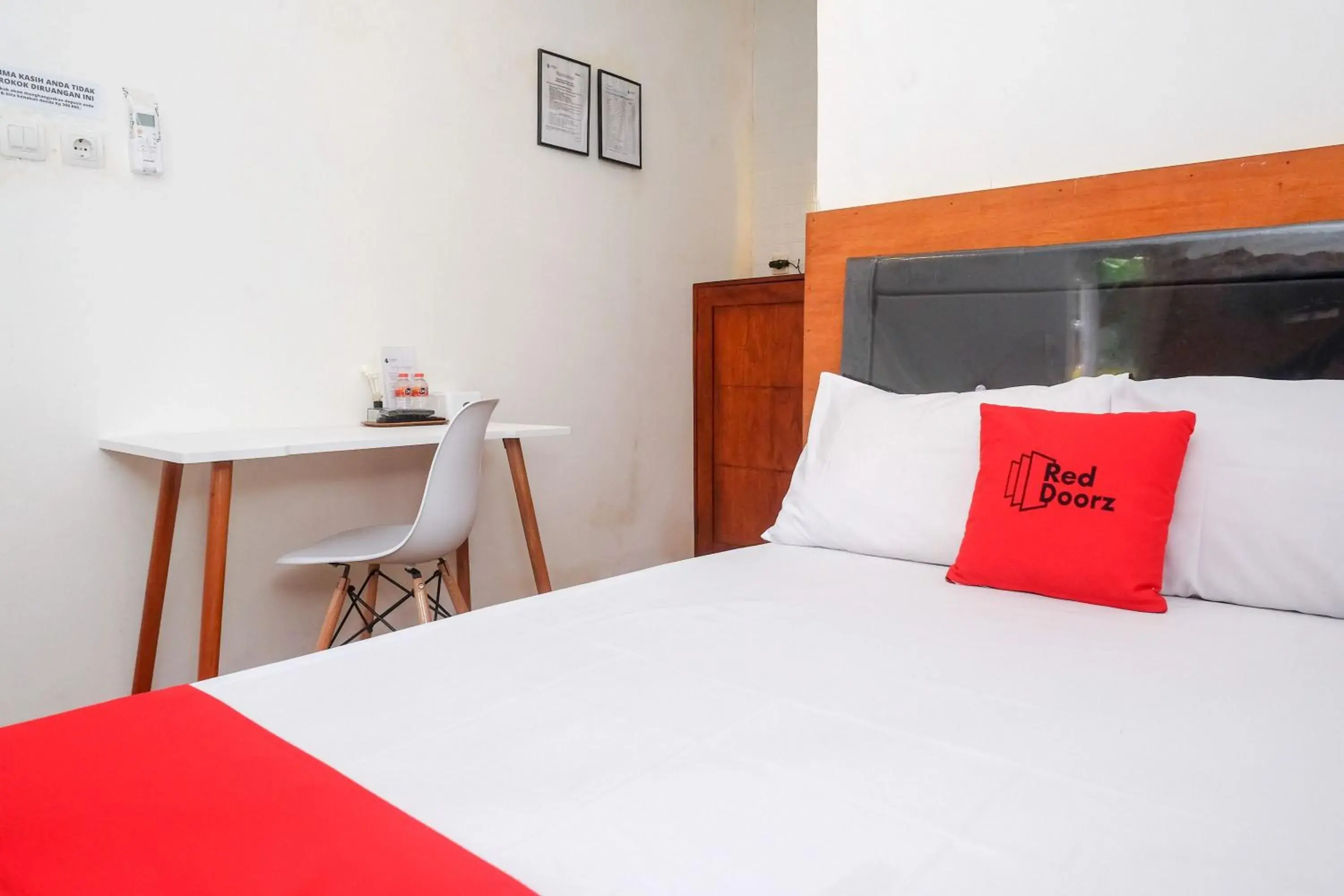 Bedroom, Bed in RedDoorz near RS Permata Medika Ngaliyan Semarang Bedroom, Bed in RedDoorz near RS Permata Medika Ngaliyan Semarang