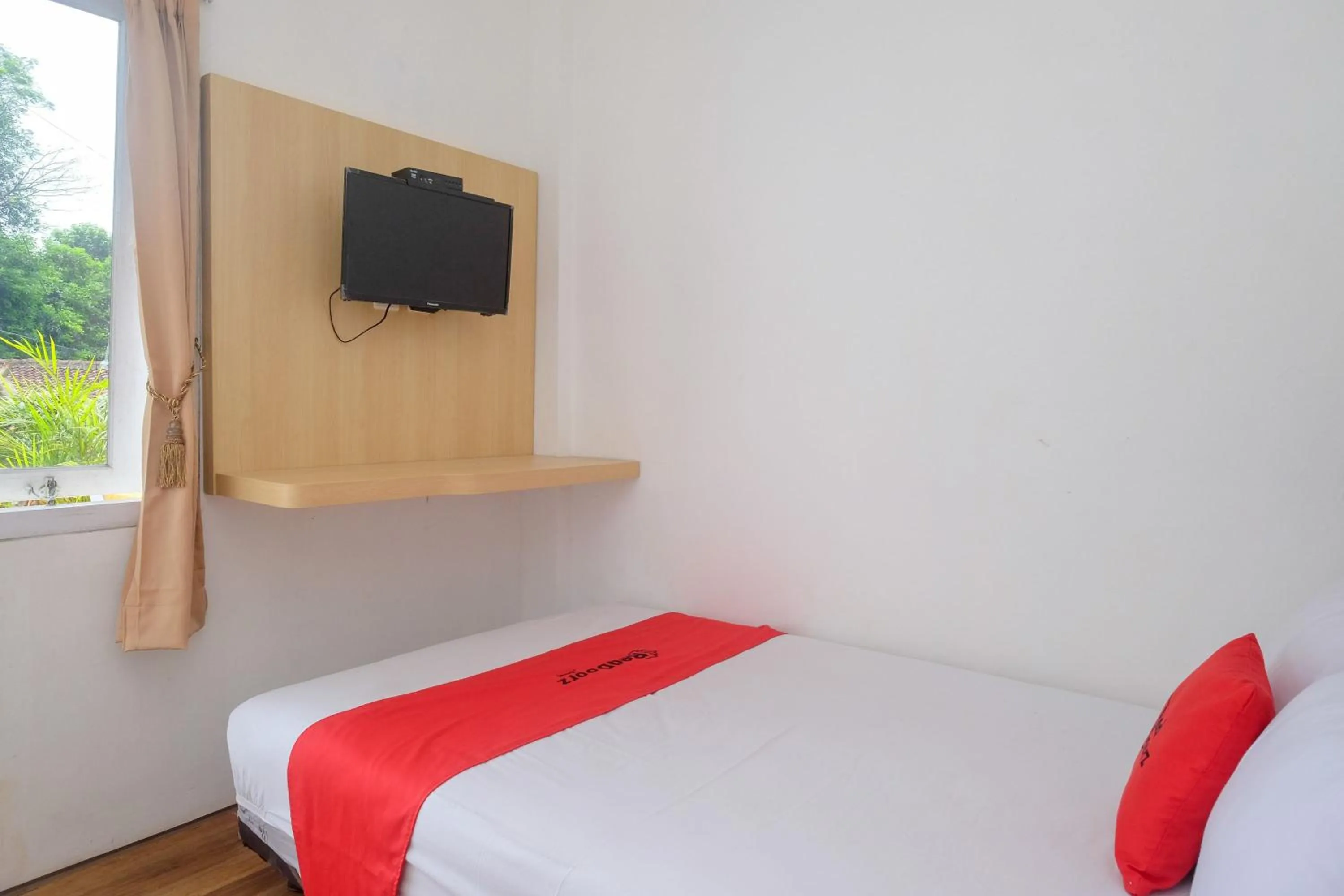 Bedroom, Bed in RedDoorz near RS Permata Medika Ngaliyan Semarang