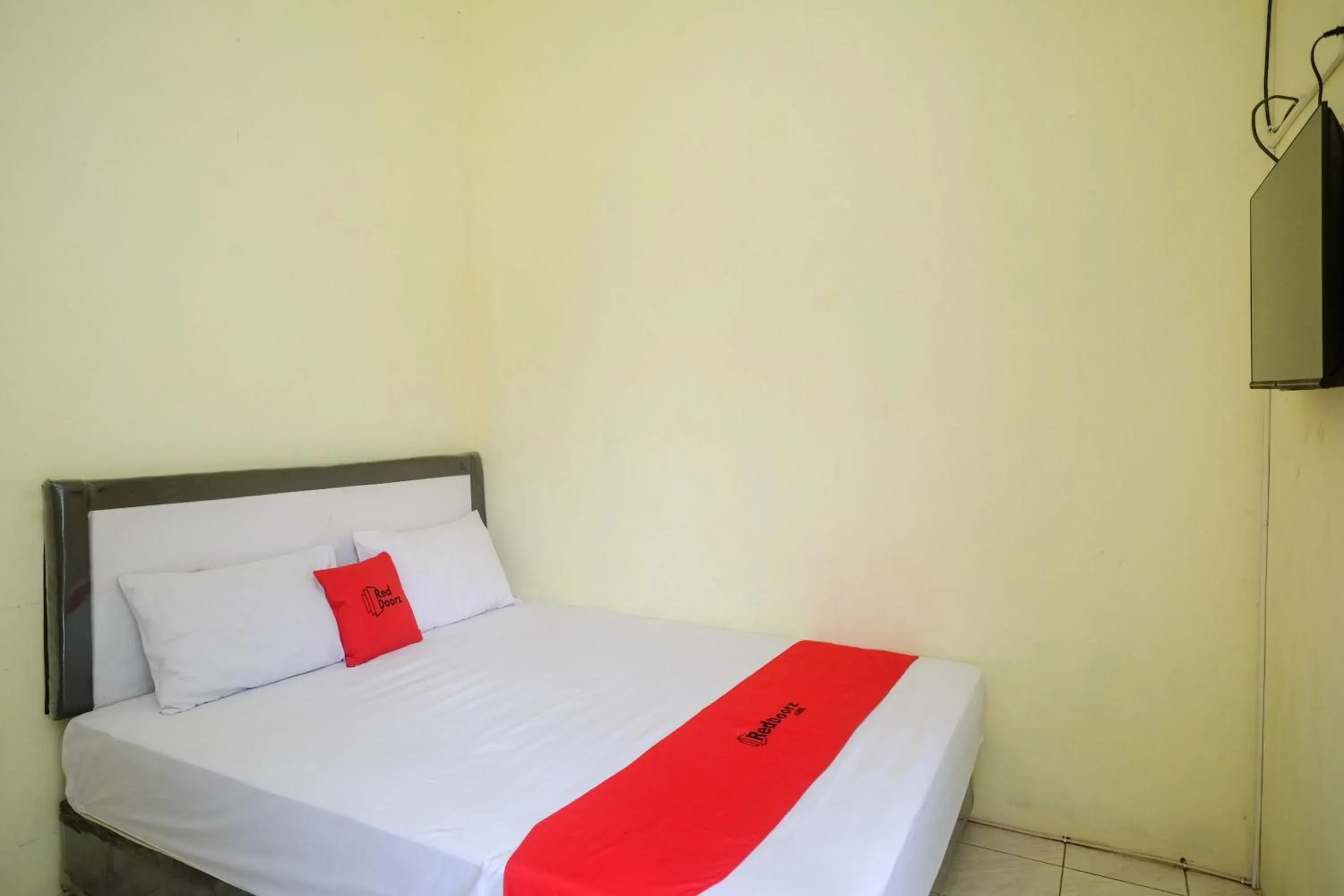 Bedroom, Bed in RedDoorz near RS Permata Medika Ngaliyan Semarang Bedroom, Bed in RedDoorz near RS Permata Medika Ngaliyan Semarang