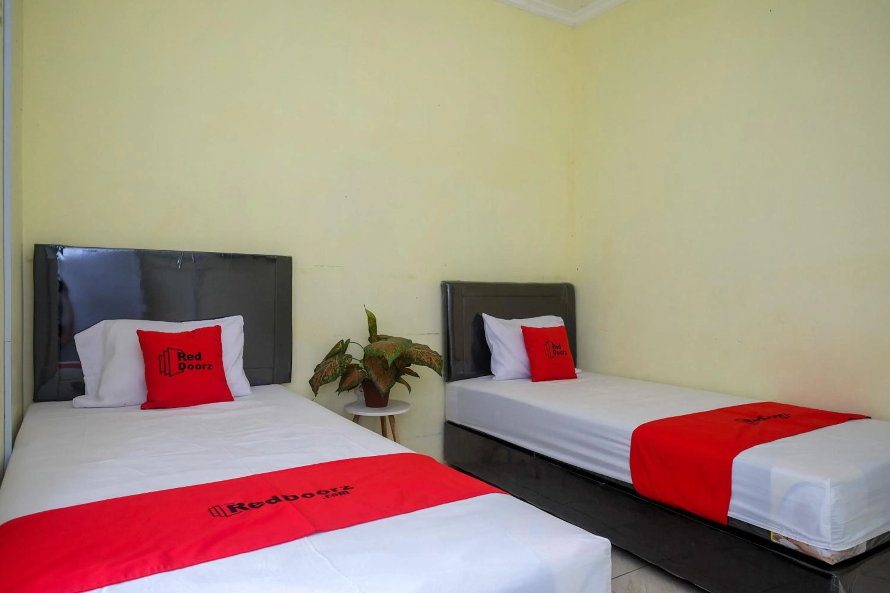 Bedroom, Bed in RedDoorz near RS Permata Medika Ngaliyan Semarang