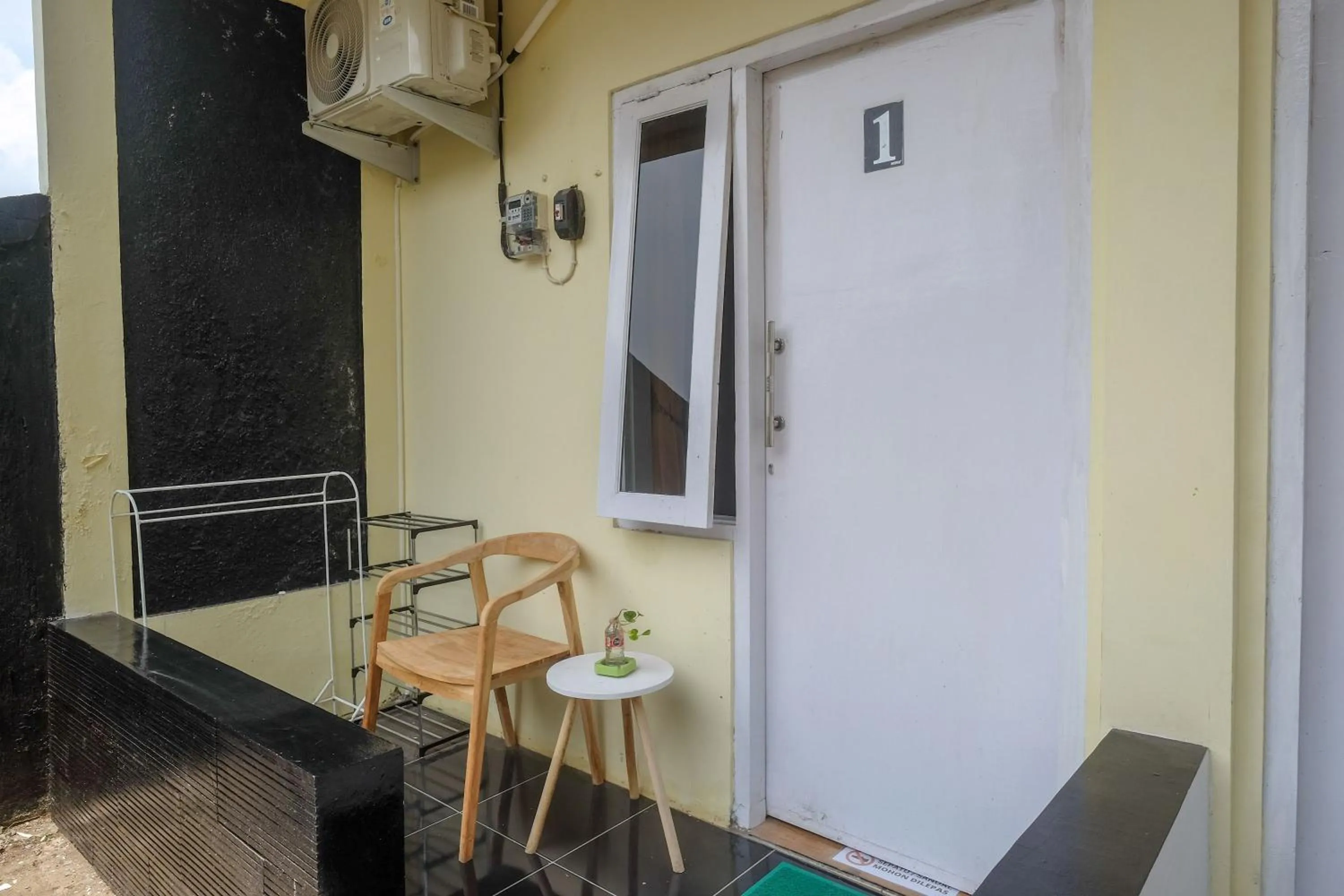 Facade/entrance in RedDoorz near RS Permata Medika Ngaliyan Semarang