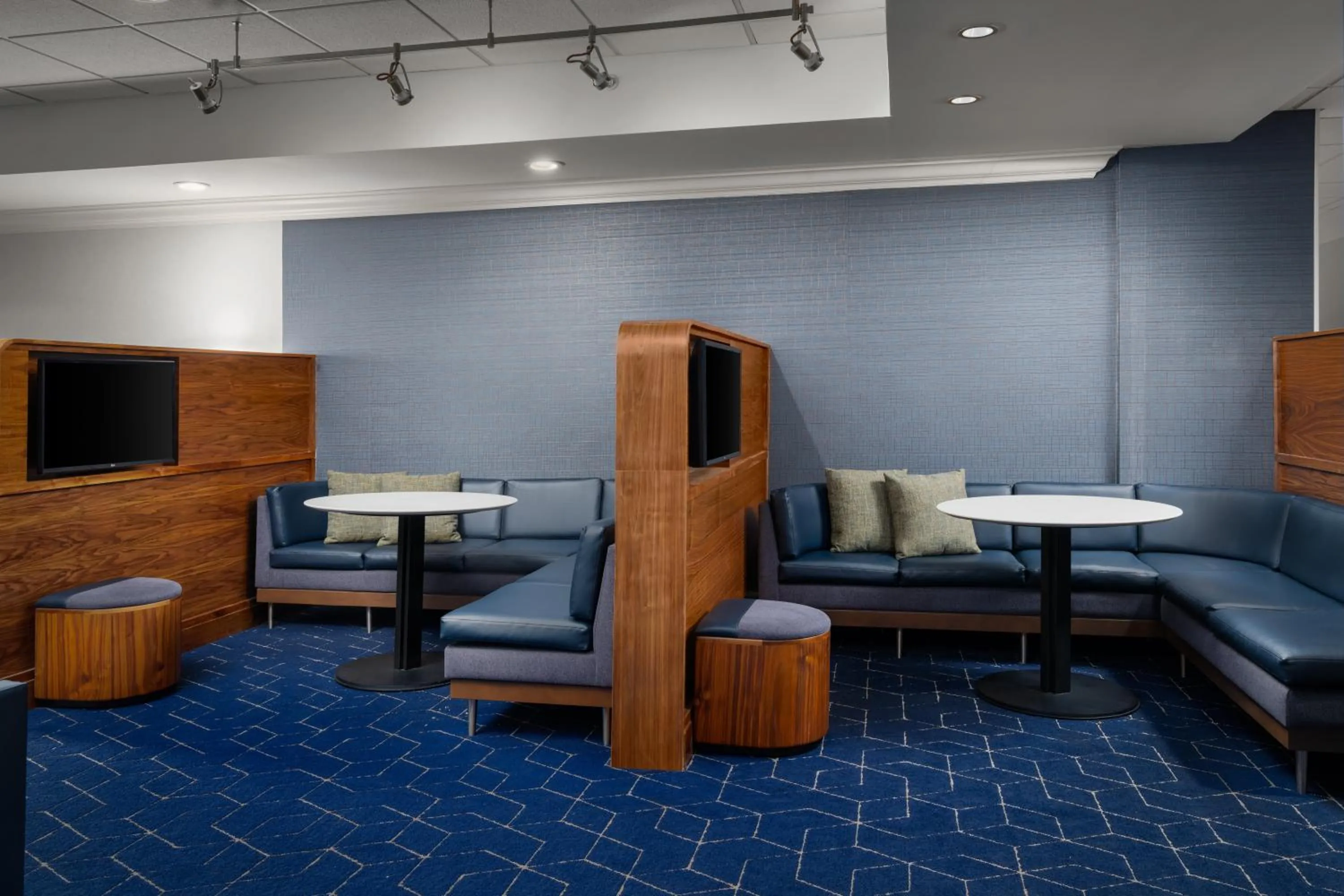Dining area in Courtyard by Marriott Myrtle Beach Barefoot Landing