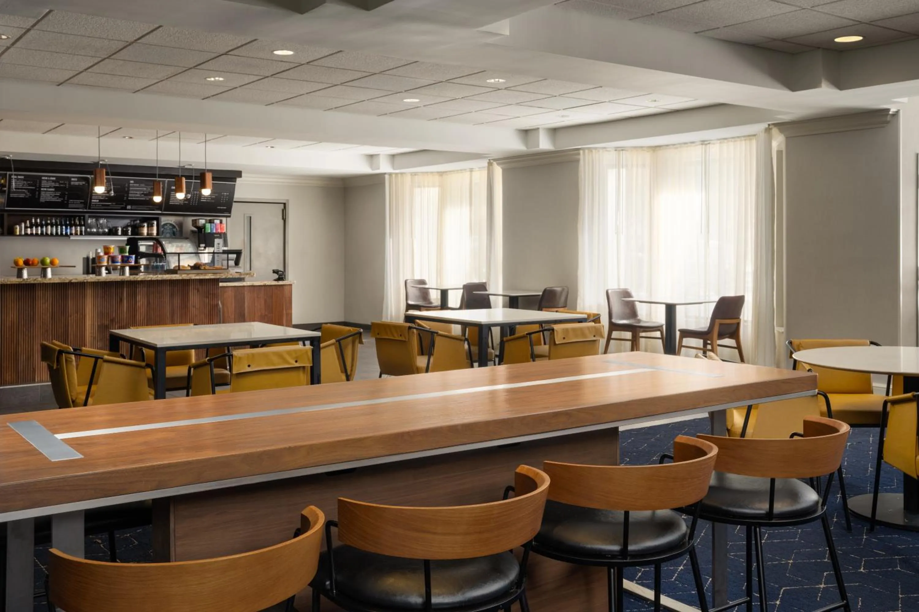 Dining area in Courtyard by Marriott Myrtle Beach Barefoot Landing