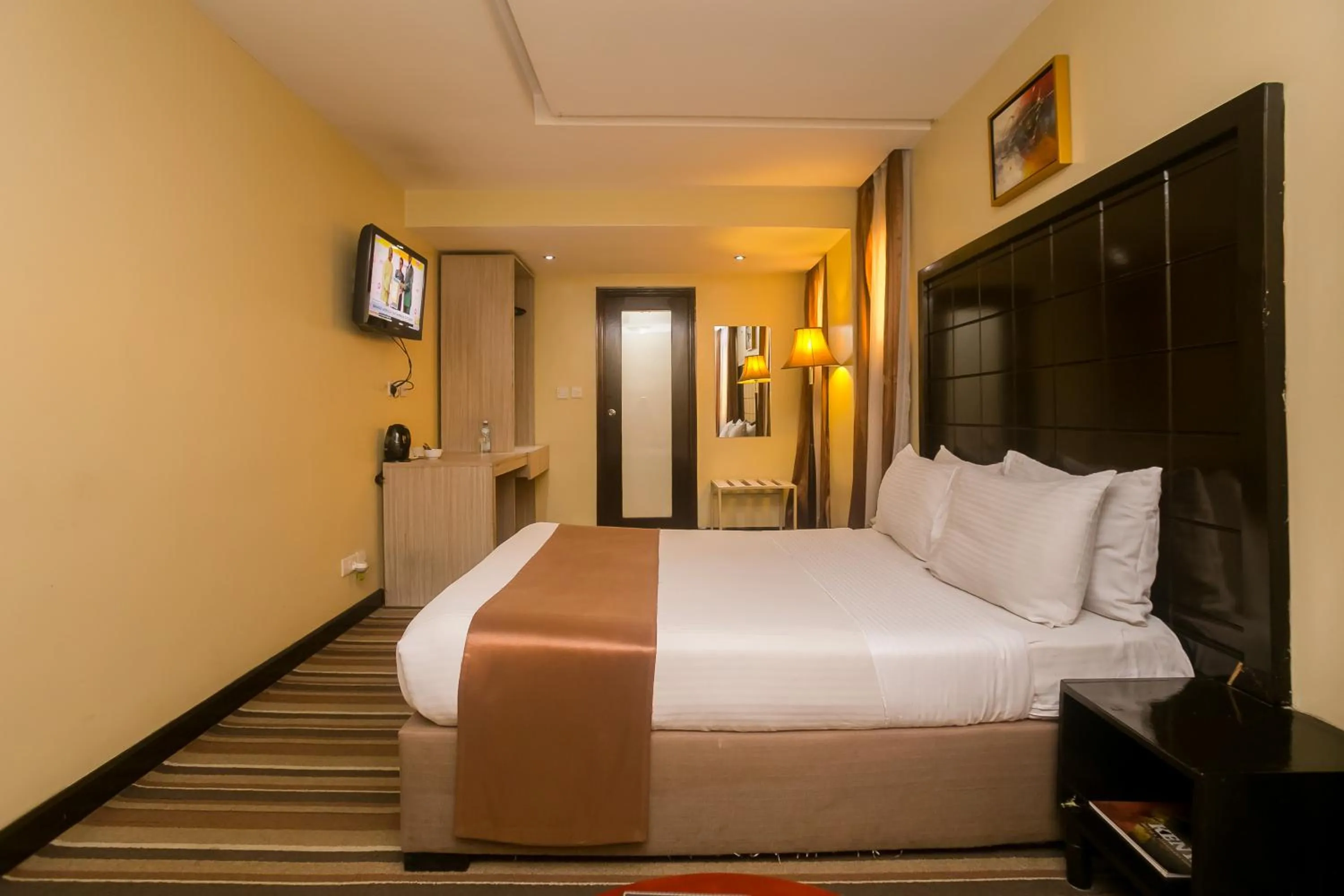 Photo of the whole room, Bed in The Clarion Hotel