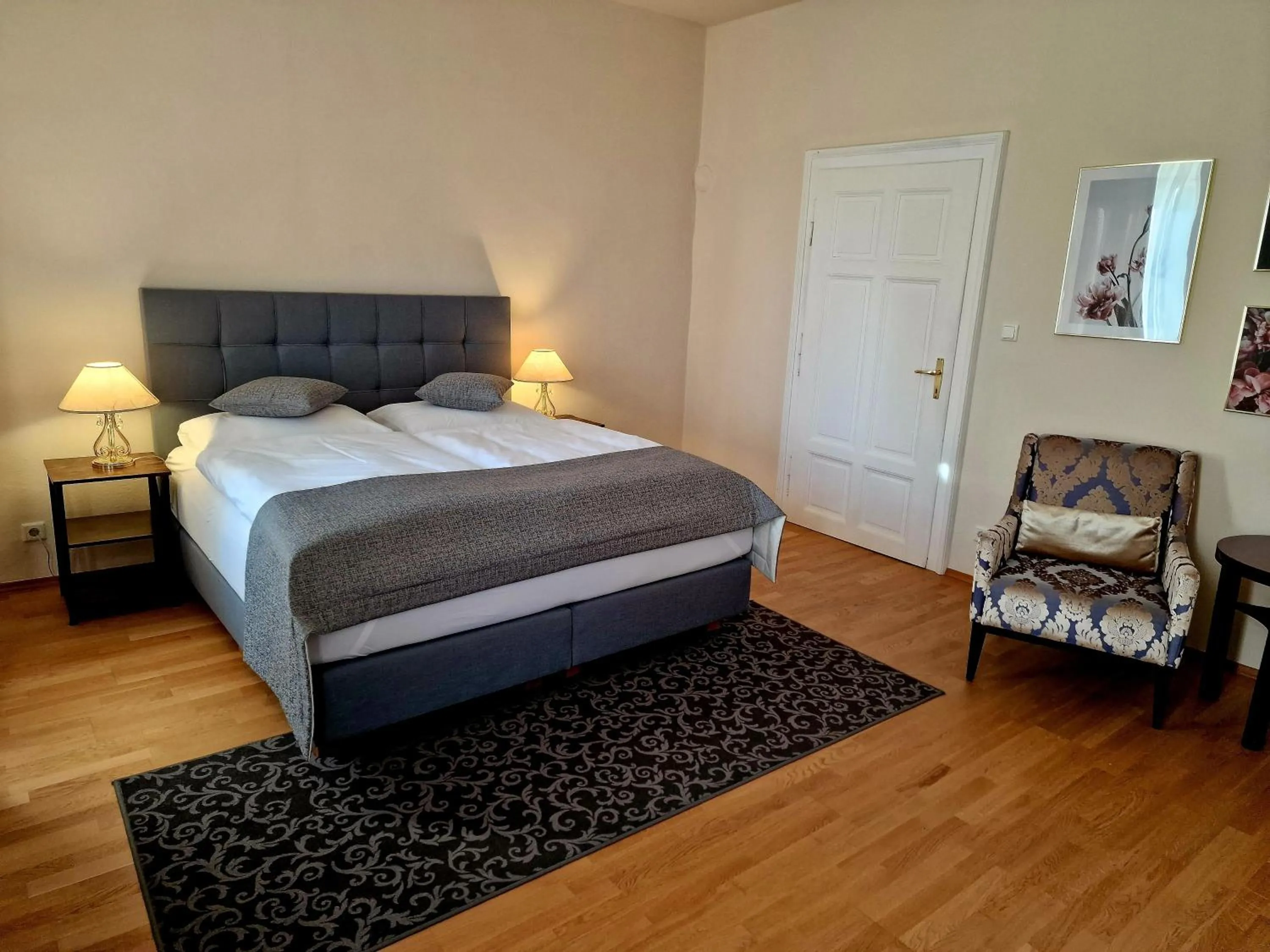 Bedroom, Bed in Palais Kneissl