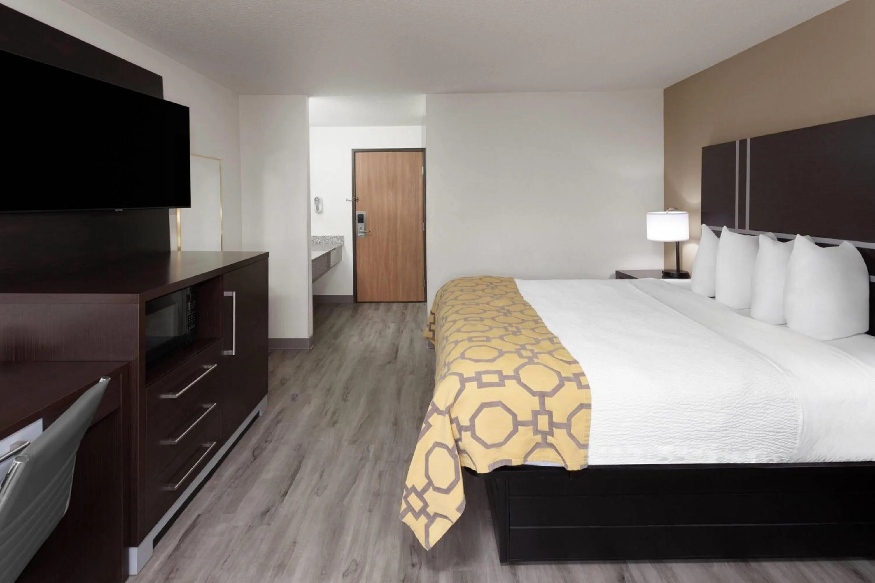 Photo of the whole room, Bed in Baymont by Wyndham Green Bay