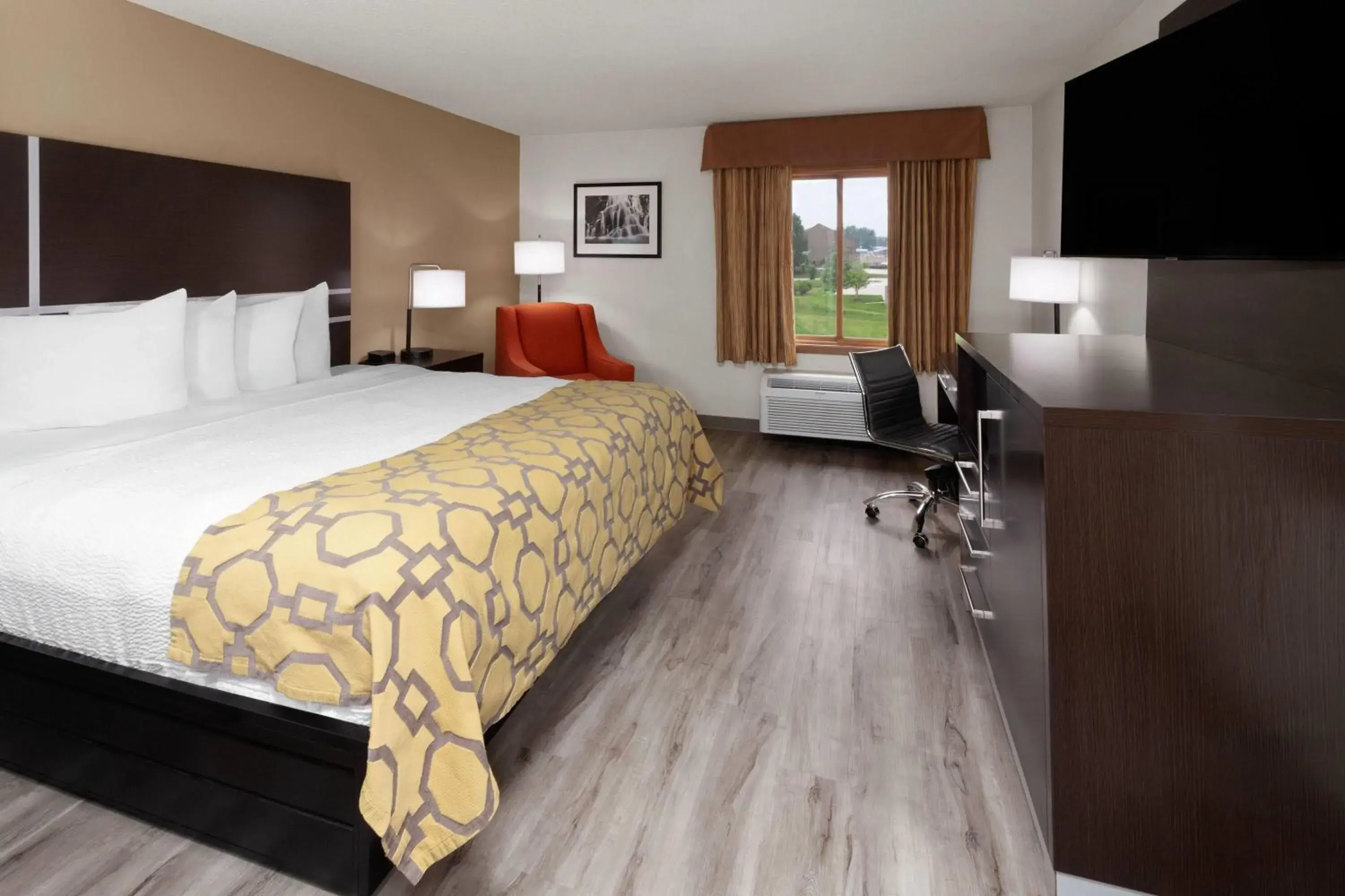 Photo of the whole room, Bed in Baymont by Wyndham Green Bay Photo of the whole room, Bed in Baymont by Wyndham Green Bay