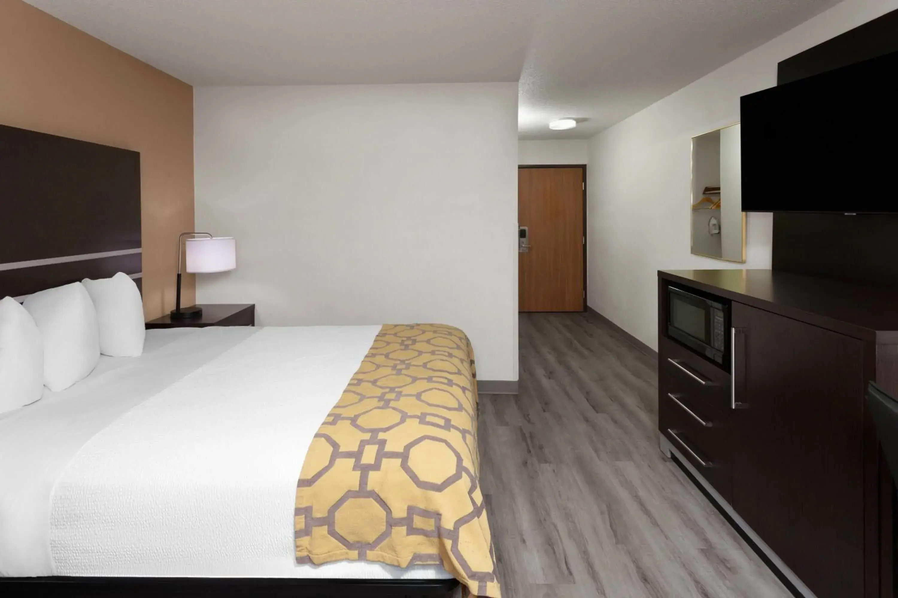 Photo of the whole room, Bed in Baymont by Wyndham Green Bay Photo of the whole room, Bed in Baymont by Wyndham Green Bay