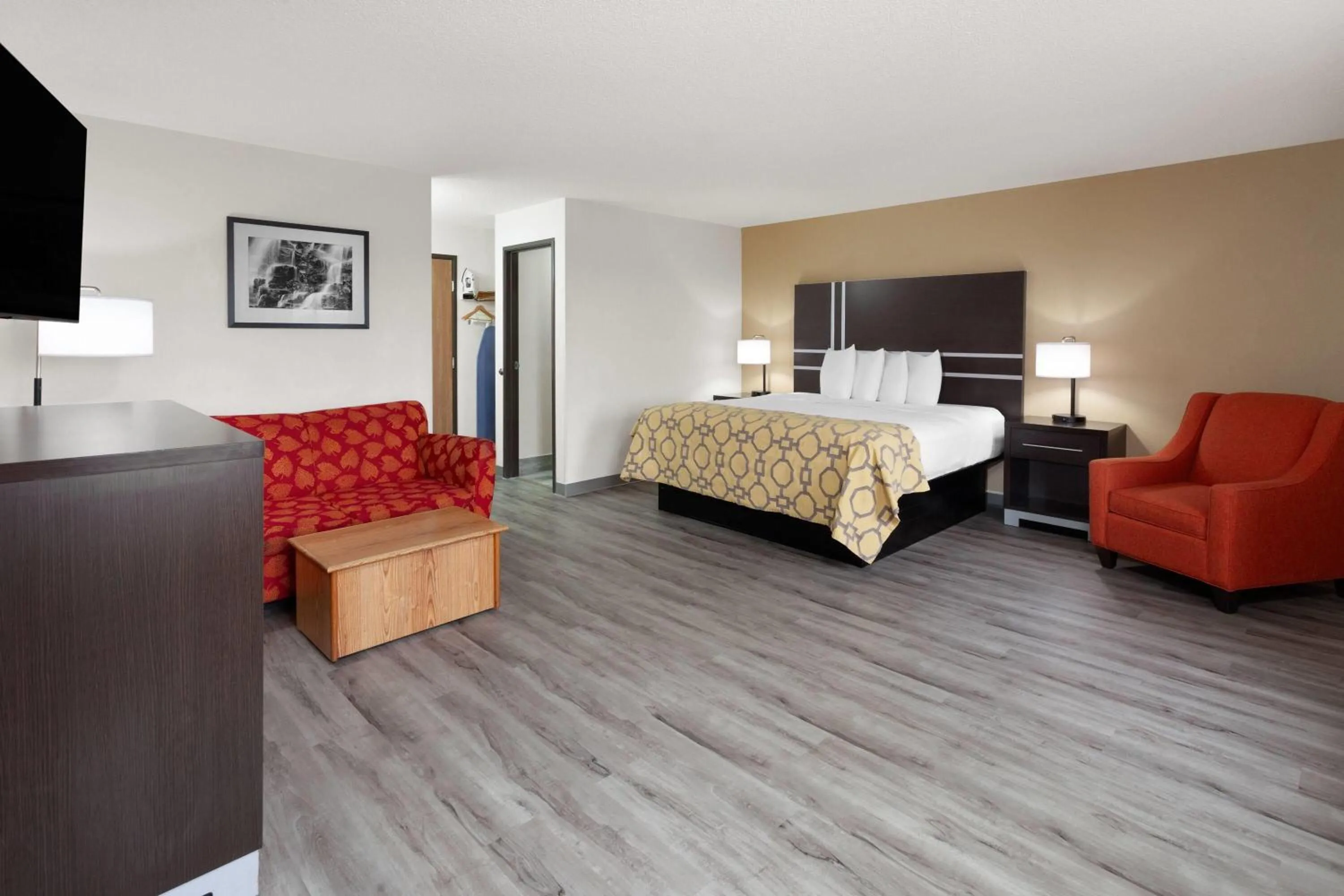 Photo of the whole room, Bed in Baymont by Wyndham Green Bay