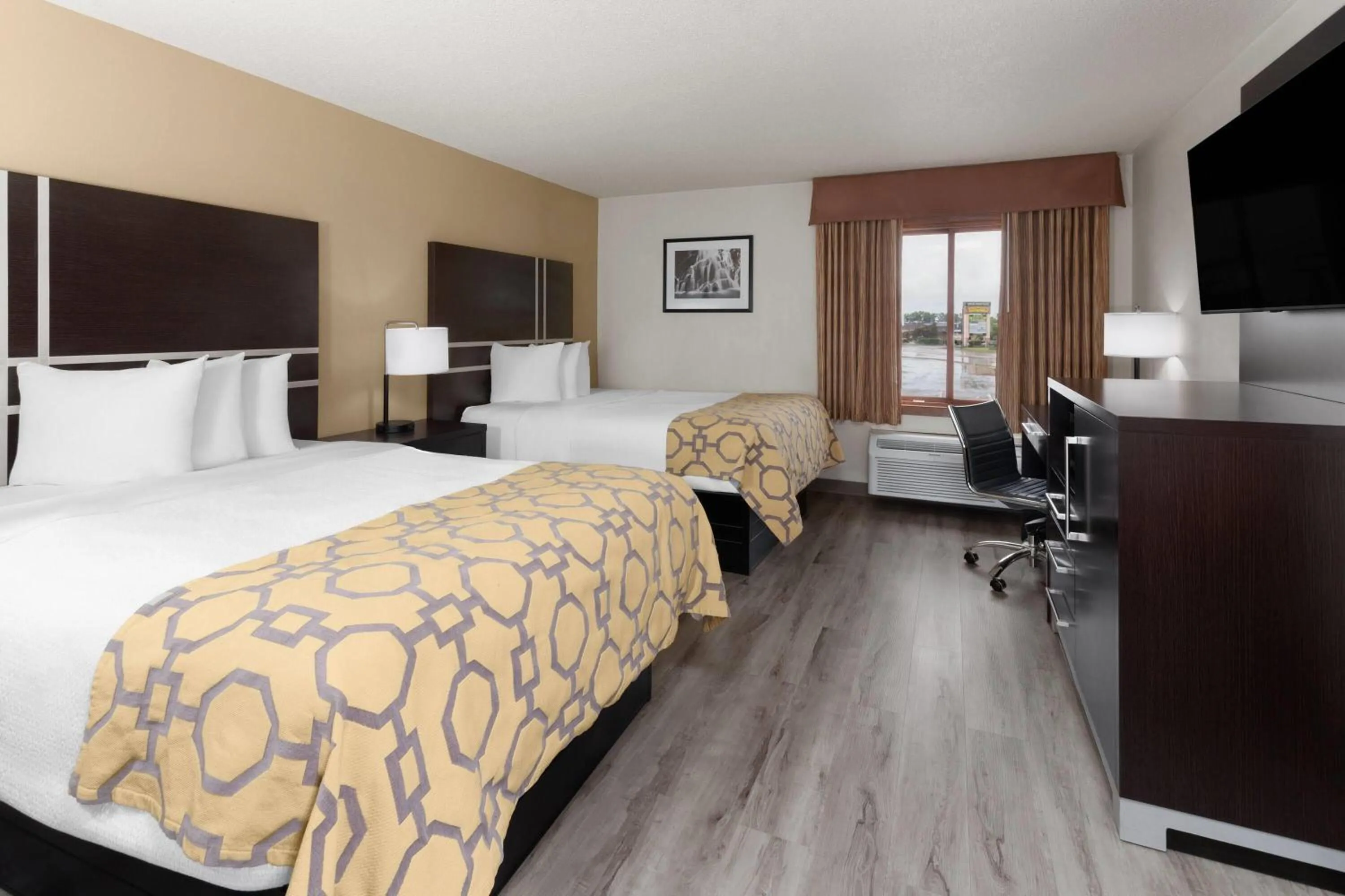 Photo of the whole room, Bed in Baymont by Wyndham Green Bay