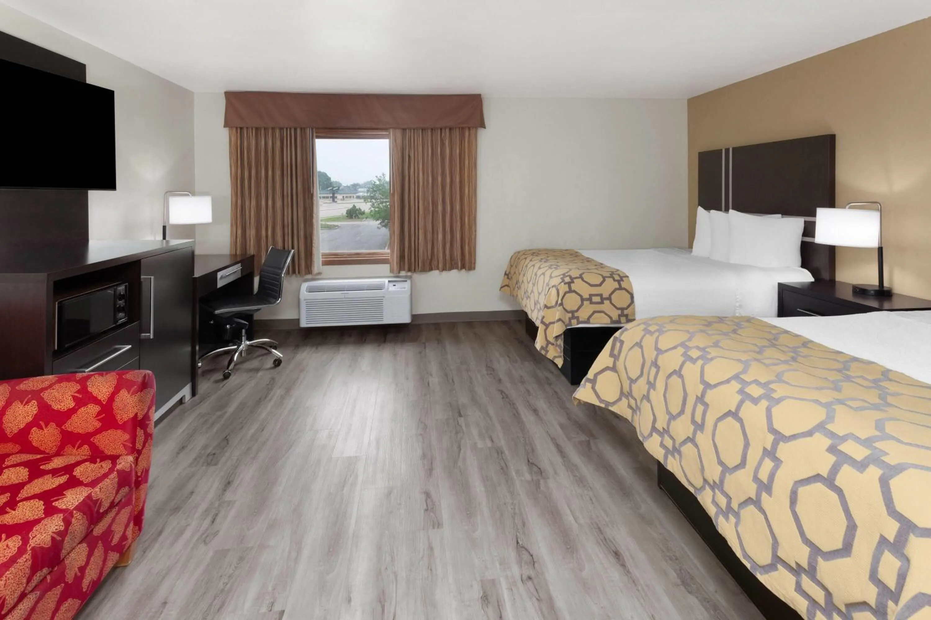 Photo of the whole room, Bed in Baymont by Wyndham Green Bay