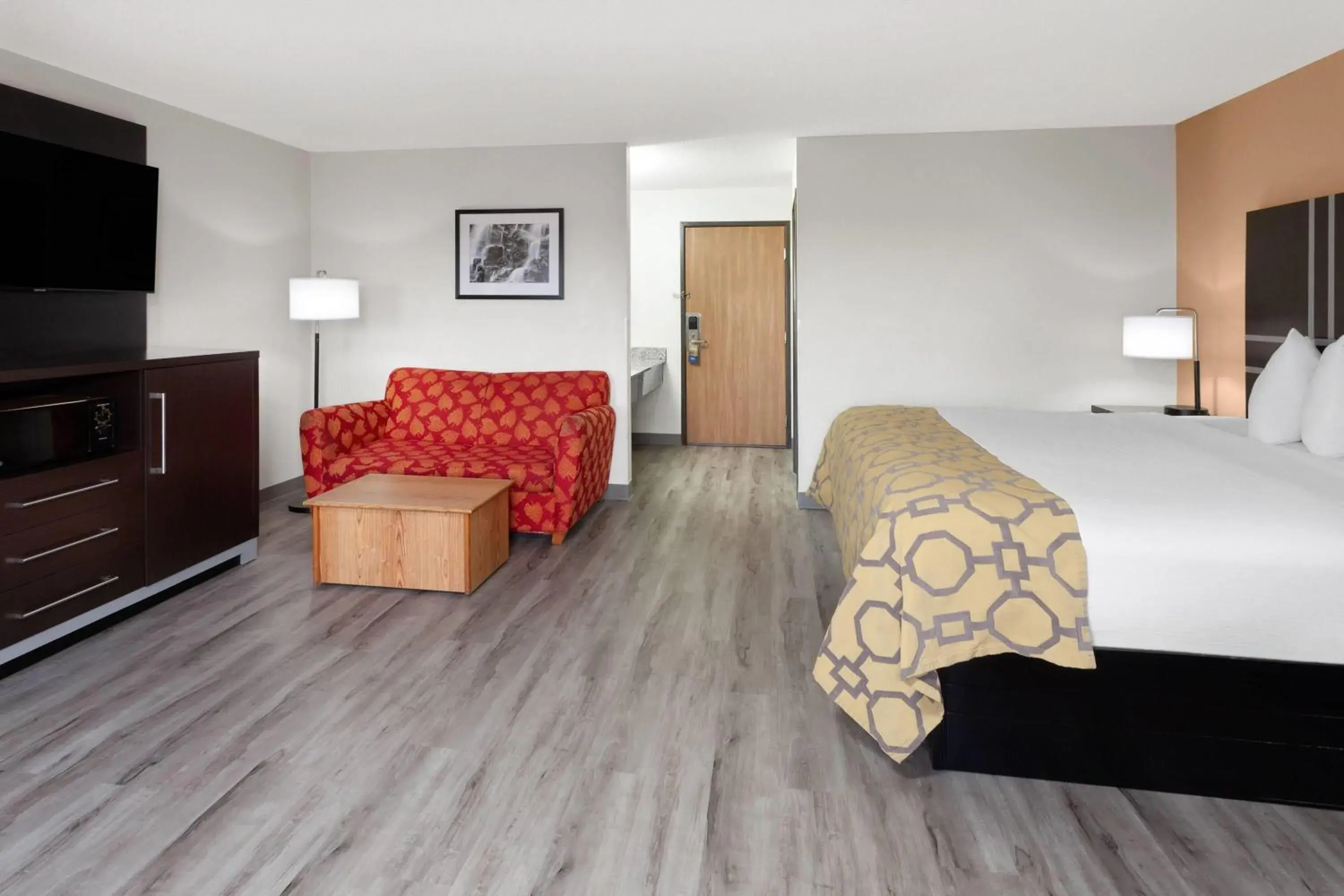 Photo of the whole room, Bed in Baymont by Wyndham Green Bay Photo of the whole room, Bed in Baymont by Wyndham Green Bay