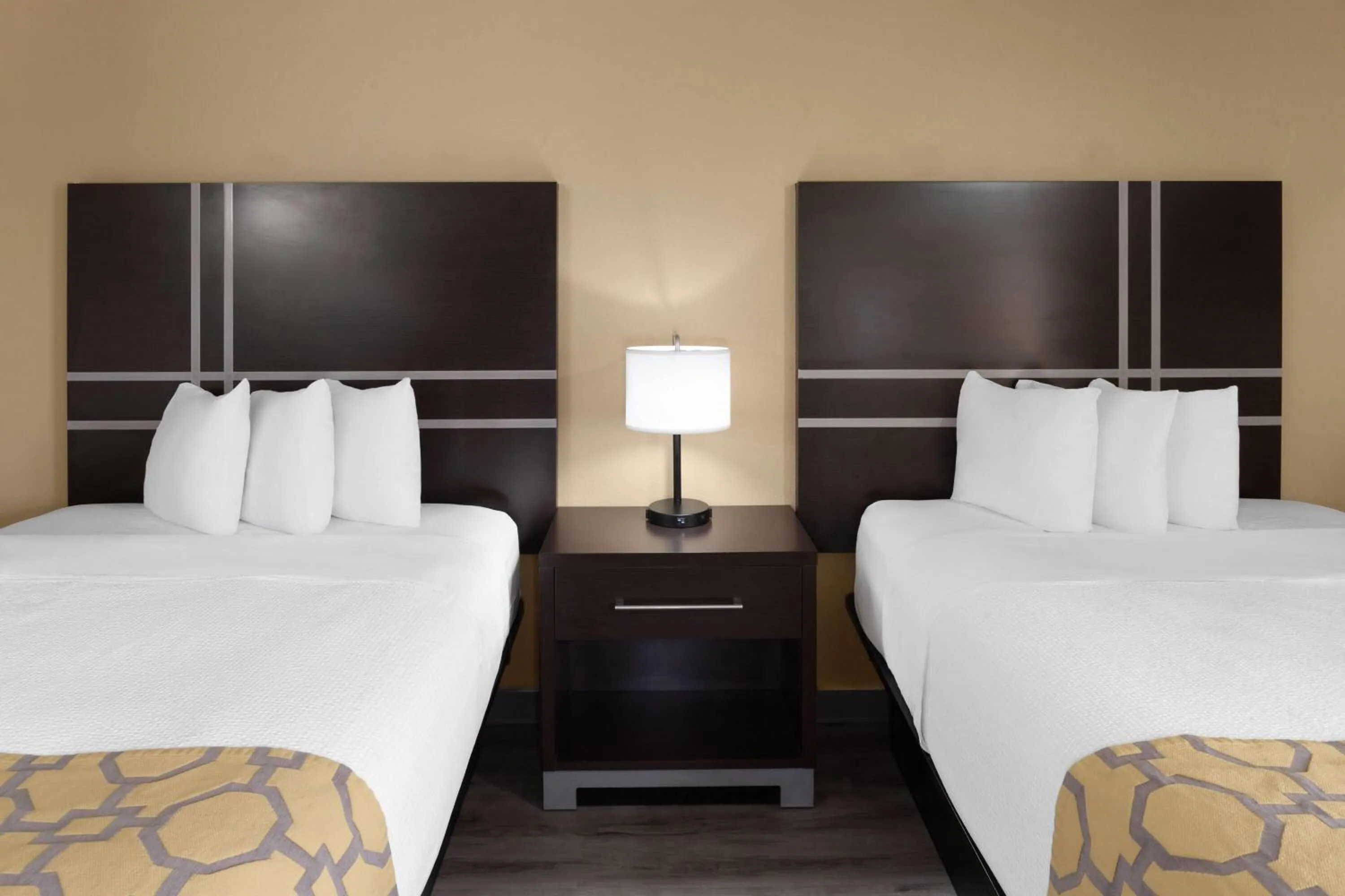 Photo of the whole room, Bed in Baymont by Wyndham Green Bay